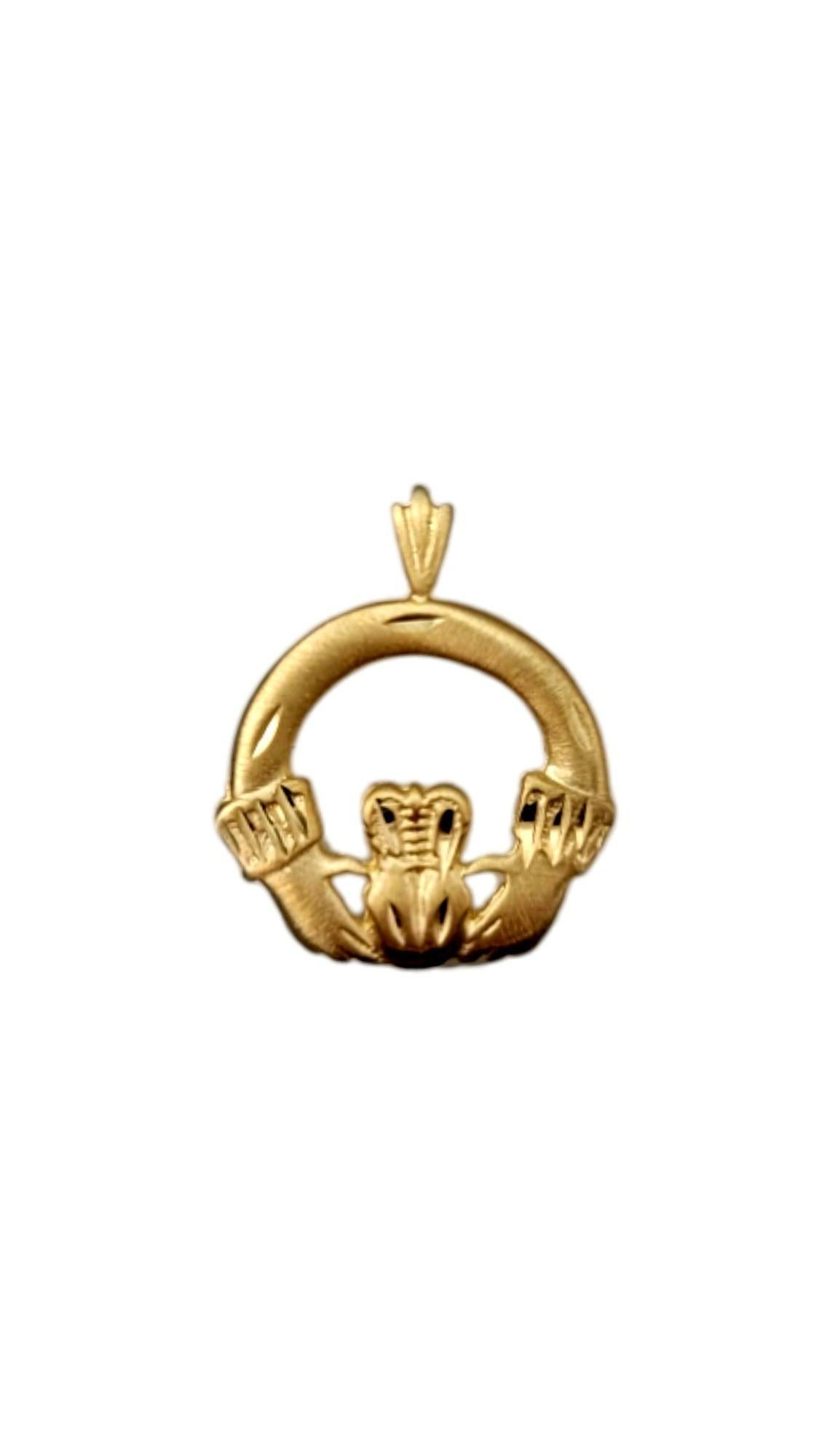 Breloque Claddagh irlandaise en or jaune 14K -

Avec son design complexe de deux mains tenant un cœur, surmonté d'une couronne, cette breloque est un ajout significatif et élégant à toute collection de bijoux. Parfait pour les colliers, les