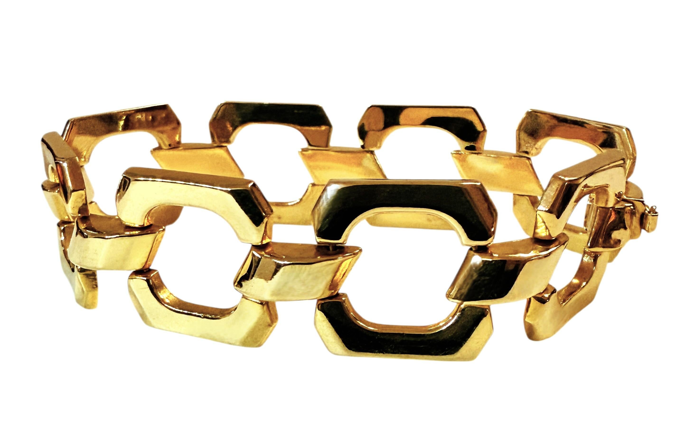 ¡Esta pulsera es simplemente magnífica!  Es de oro amarillo de 14 quilates de alto brillo.  La pulsera mide 7,0 pulgadas de largo y 0,75 pulgadas de ancho.  Tiene un cierre a presión con bloqueo de seguridad.  Es muy fácil de poner y quitar por ti