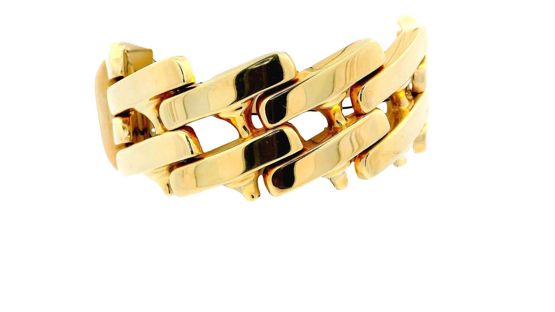 Ce bracelet exquis, une pièce du XXIe siècle, présente un design moderne caractérisé par ses maillons audacieux qui s'emboîtent les uns dans les autres. Chaque lien est méticuleusement fabriqué, garantissant une fluidité et un équilibre entre