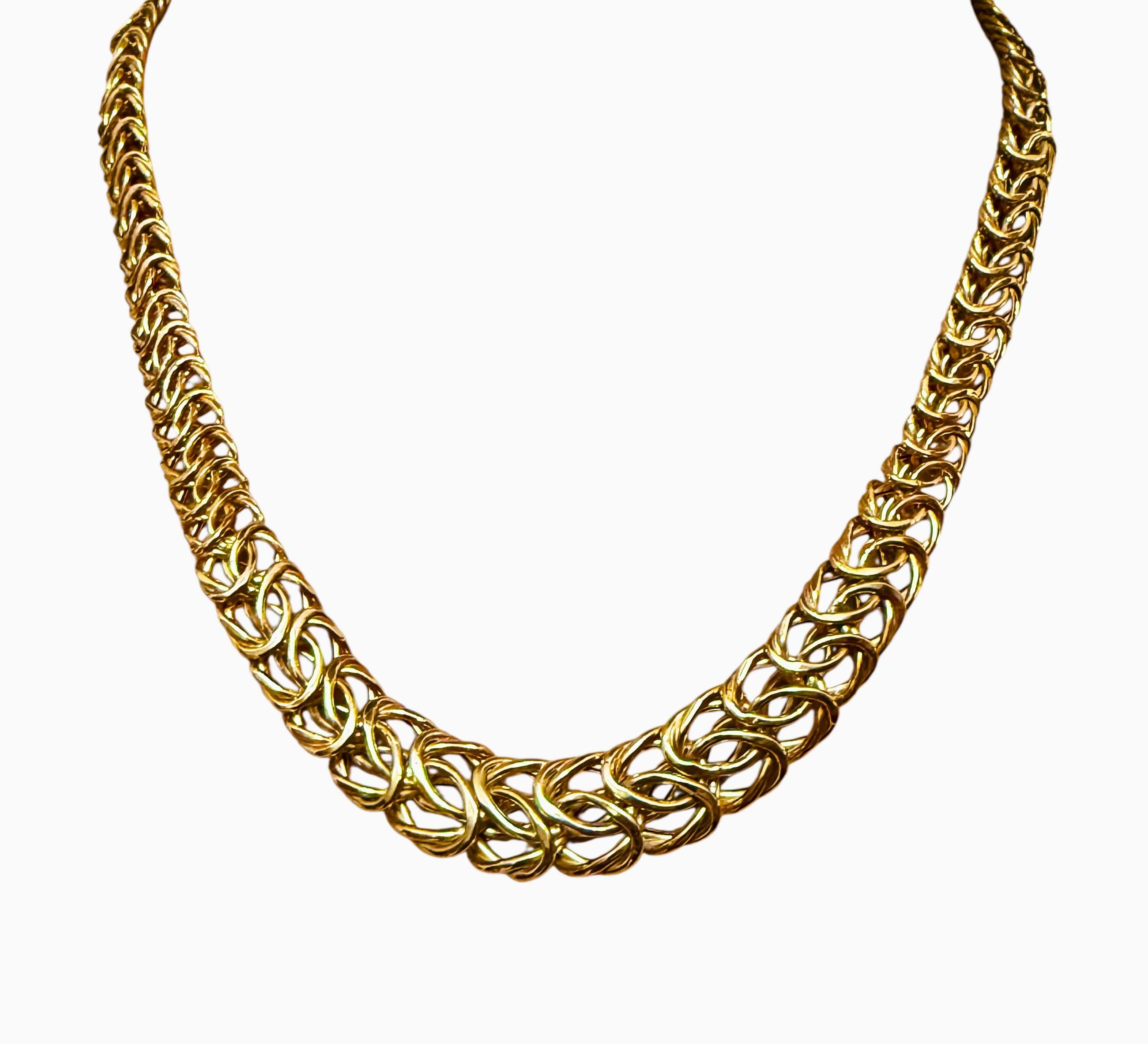 Este collar es precioso.  Es de segunda mano, pero está como nueva.  Ha estado muy bien cuidada.  El collar empieza en 9,3 mm en el cierre y se gradúa hasta 13 mm en la parte más ancha.  Está muy bien hecho.  Lleva el sello 