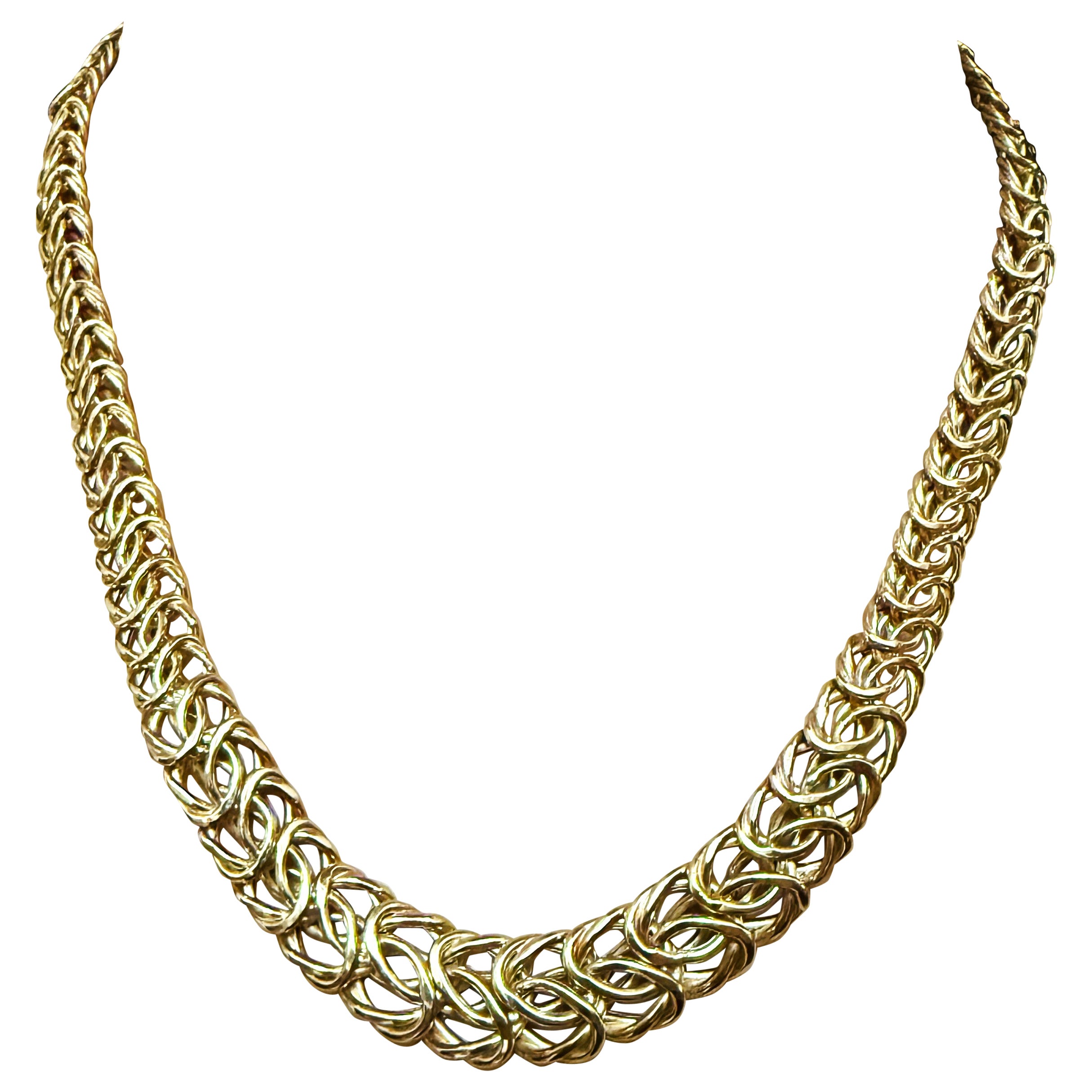 Este collar es precioso.  Es de segunda mano, pero está como nueva.  Ha estado muy bien cuidada.  El collar empieza en 9,3 mm en el cierre y se gradúa hasta 13 mm en la parte más ancha.  Está muy bien hecho.  Lleva el sello 