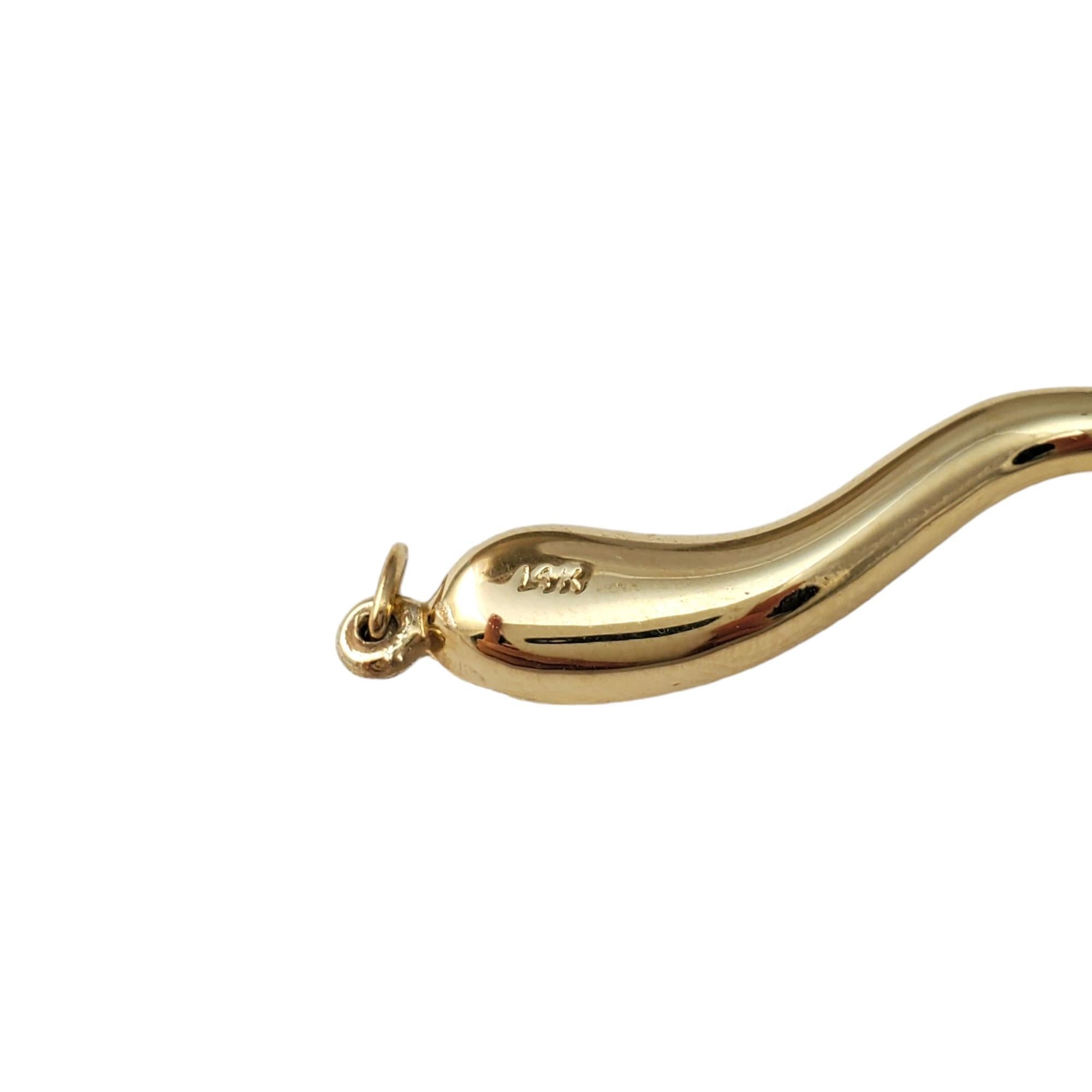 Vintage 14K Gelbgold Italienisches Horn Charme - 

Dieser unverwechselbare Charme ist eine Hommage an die italienische Kultur. 

Größe:  40.06mm X 4.22mm

Gewicht:  0.9 dwt. /  1,4 gr.

Sehr guter Zustand, professionell poliert.

*Kette nicht
