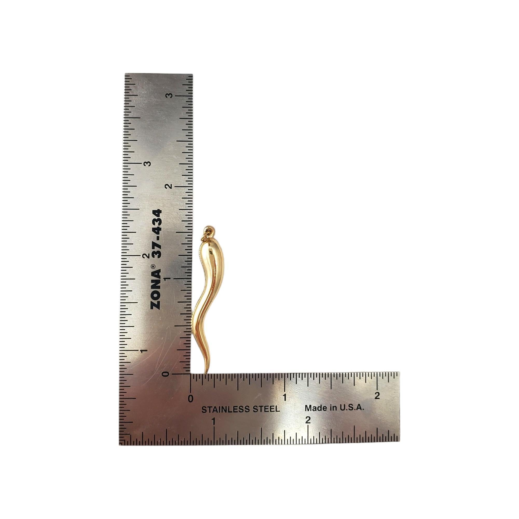 Vintage 14K Yellow Gold Italian Horn Charm - (breloque en corne italienne)

Ce charme distinctif rend hommage à la culture italienne.

Taille : 40.06mm X 4.22mm

Poids : 0,9 dwt. / 1.4 gr.

Très bon état, polissage professionnel.

*Chaîne non
