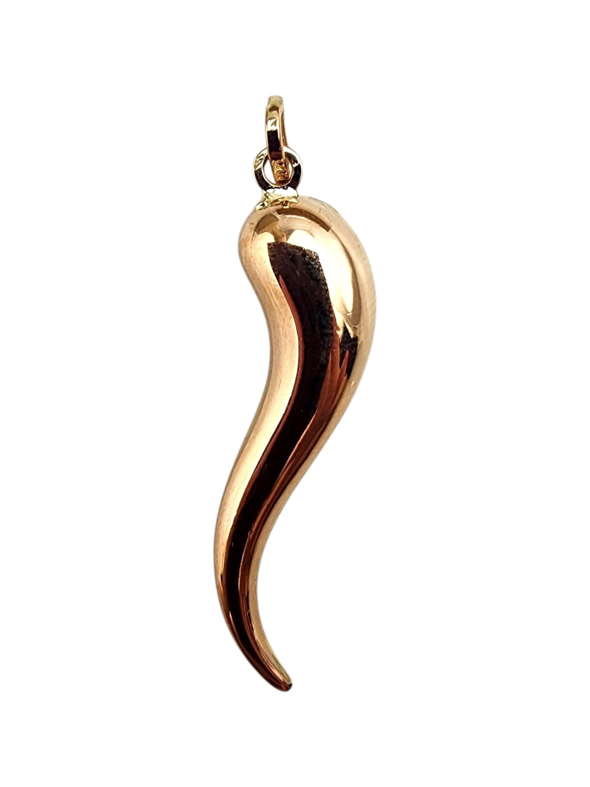 Charm in oro giallo 14 carati - Horn

Questo charme in oro giallo 14K, noto anche come cornicello, è un simbolo tradizionale di protezione e fortuna. Elegantemente curvo, presenta una finitura lucida che aggiunge un tocco di lucentezza e