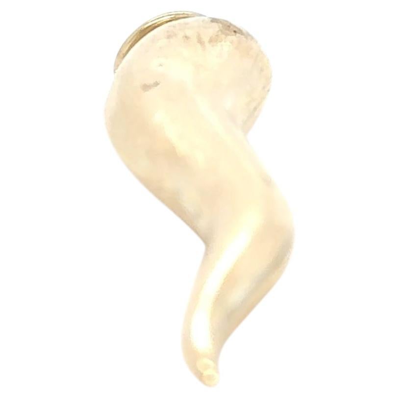 Pendentif en or jaune 14K à breloques en corne italienne satinée en vente