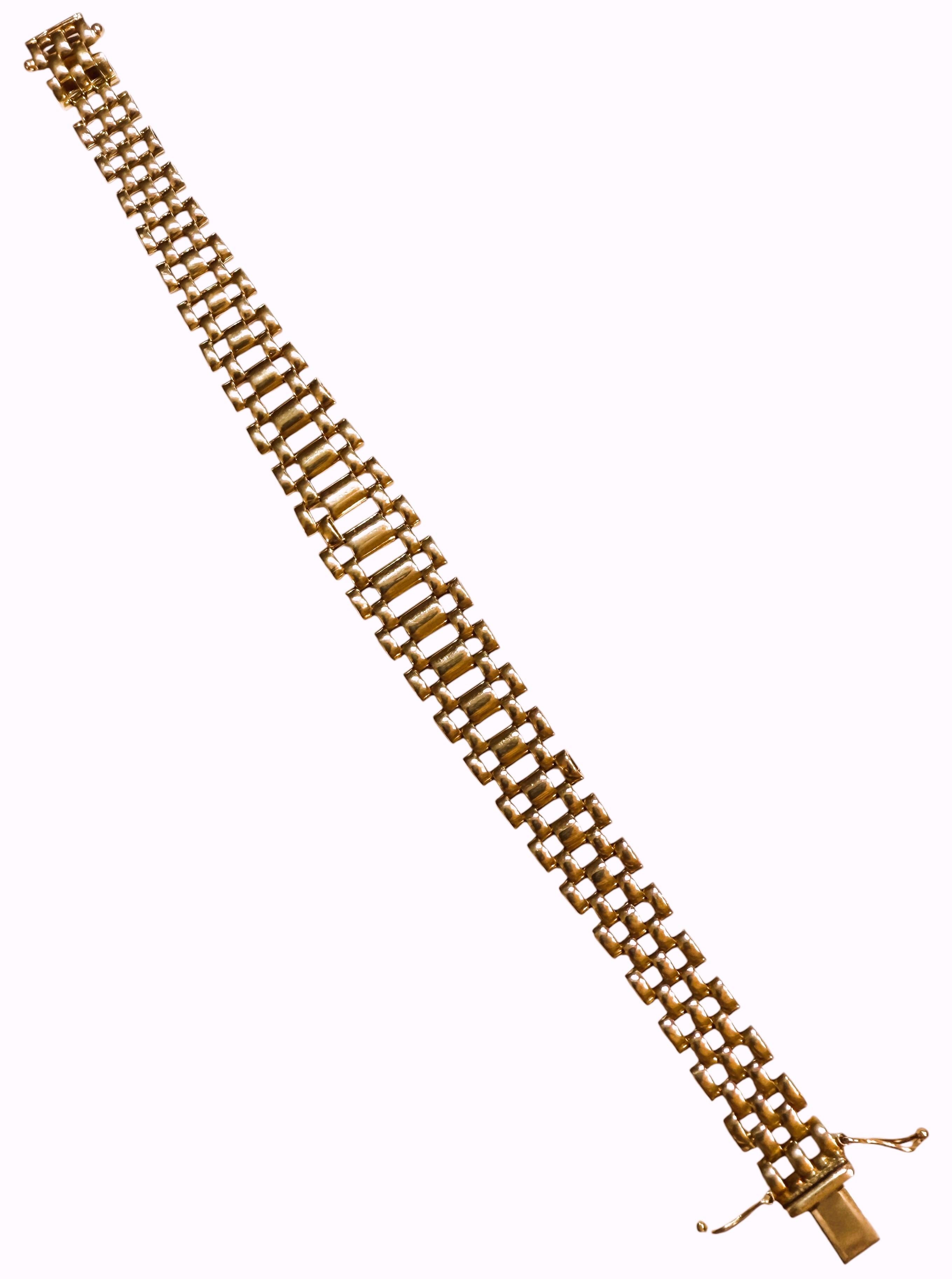 ¡Esta pulsera es simplemente magnífica!  Es de oro amarillo de alto brillo.  La pulsera mide 7,30 pulgadas de largo y 0,63 pulgadas de ancho en la parte más ancha y 0,38 pulgadas en la parte más estrecha, donde está el cierre. Tiene un cierre a