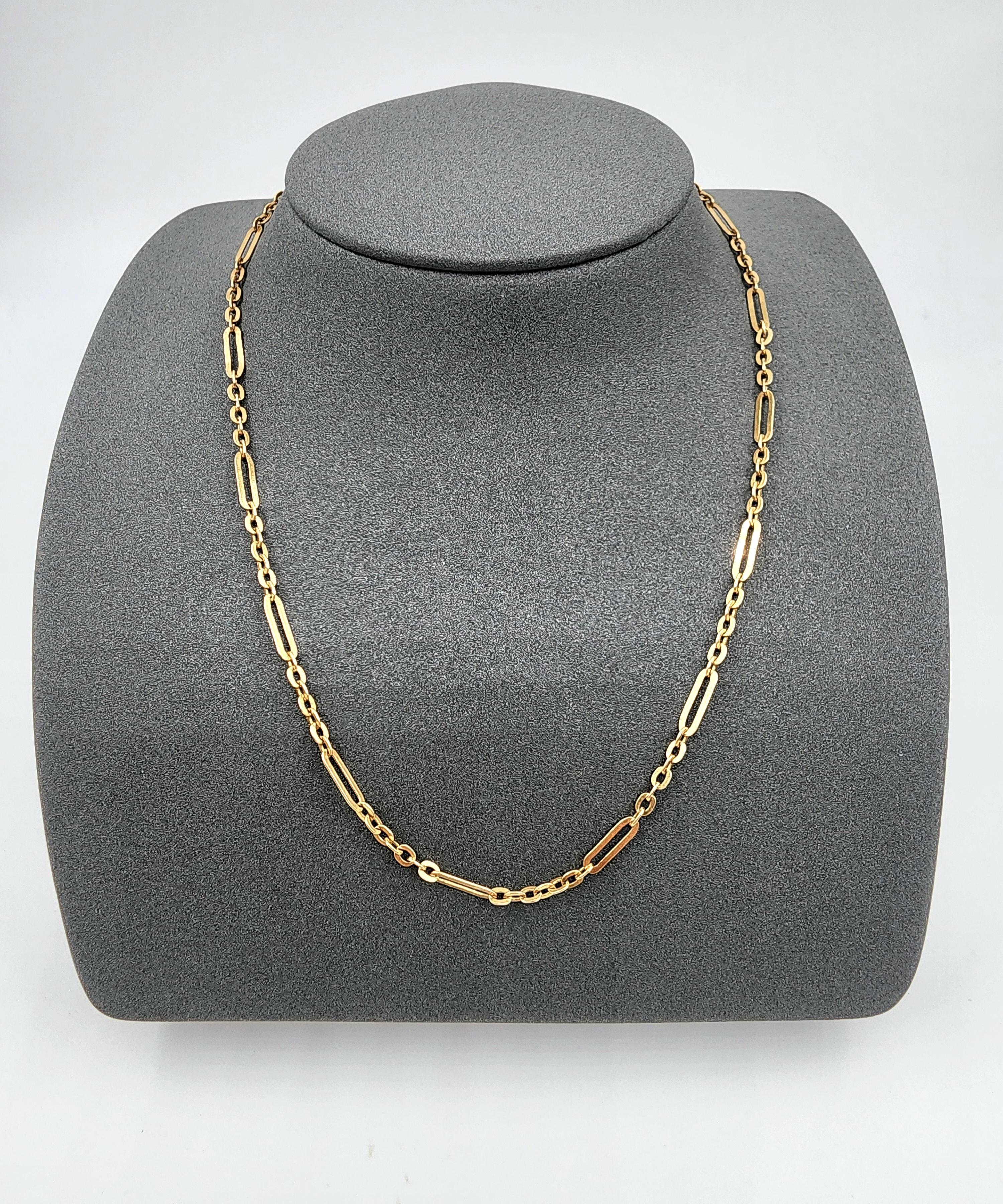 Cet élégant collier à chaîne présente un design sophistiqué avec des maillons allongés façonnés en or jaune 14k. Avec un poids de 5,7 grammes et une longueur de 16 pouces, il est à la fois polyvalent et intemporel. Créée par BALESTRA en Italie,