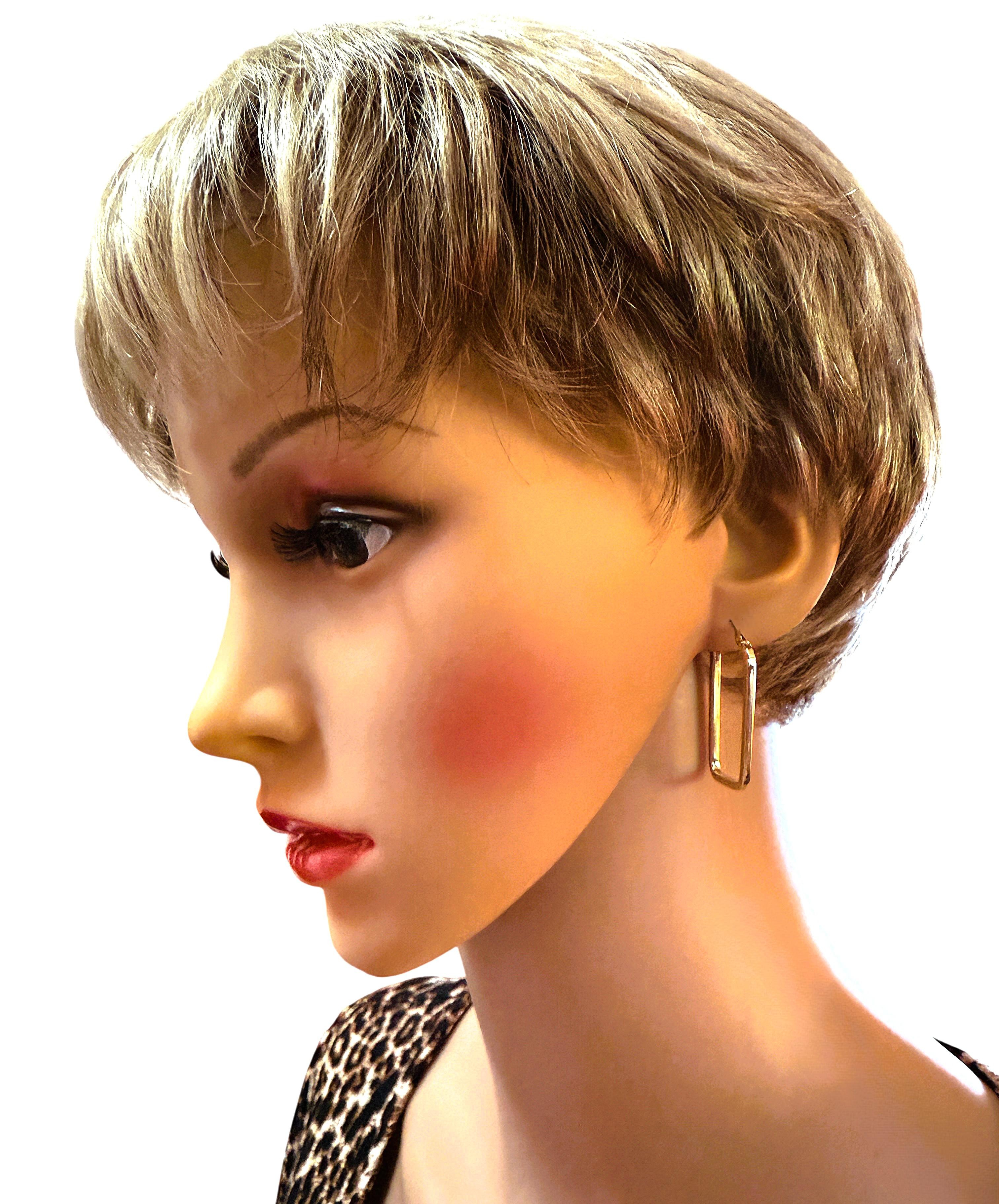 Cette paire de boucles d'oreilles est tout simplement fabuleuse.  Ce design est bien antérieur à son époque et il est absolument unique.  Les boucles d'oreilles mesurent 1,5 pouce de long et 0,60 pouce de large. Ce sont vraiment des boucles