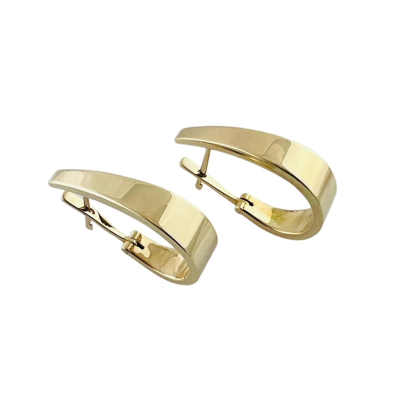 14K Yellow Gold J Hoop Earrings -

These stunning earrings are a classy accessory.

Size:  24.4 mm X 16.36 mm X 1.73 mm

Weight:  1.75 dwt. /  2.7 gr.

Marked:  14K CJI O 

Very good condition, professionally polished.

Will come packaged in a gift