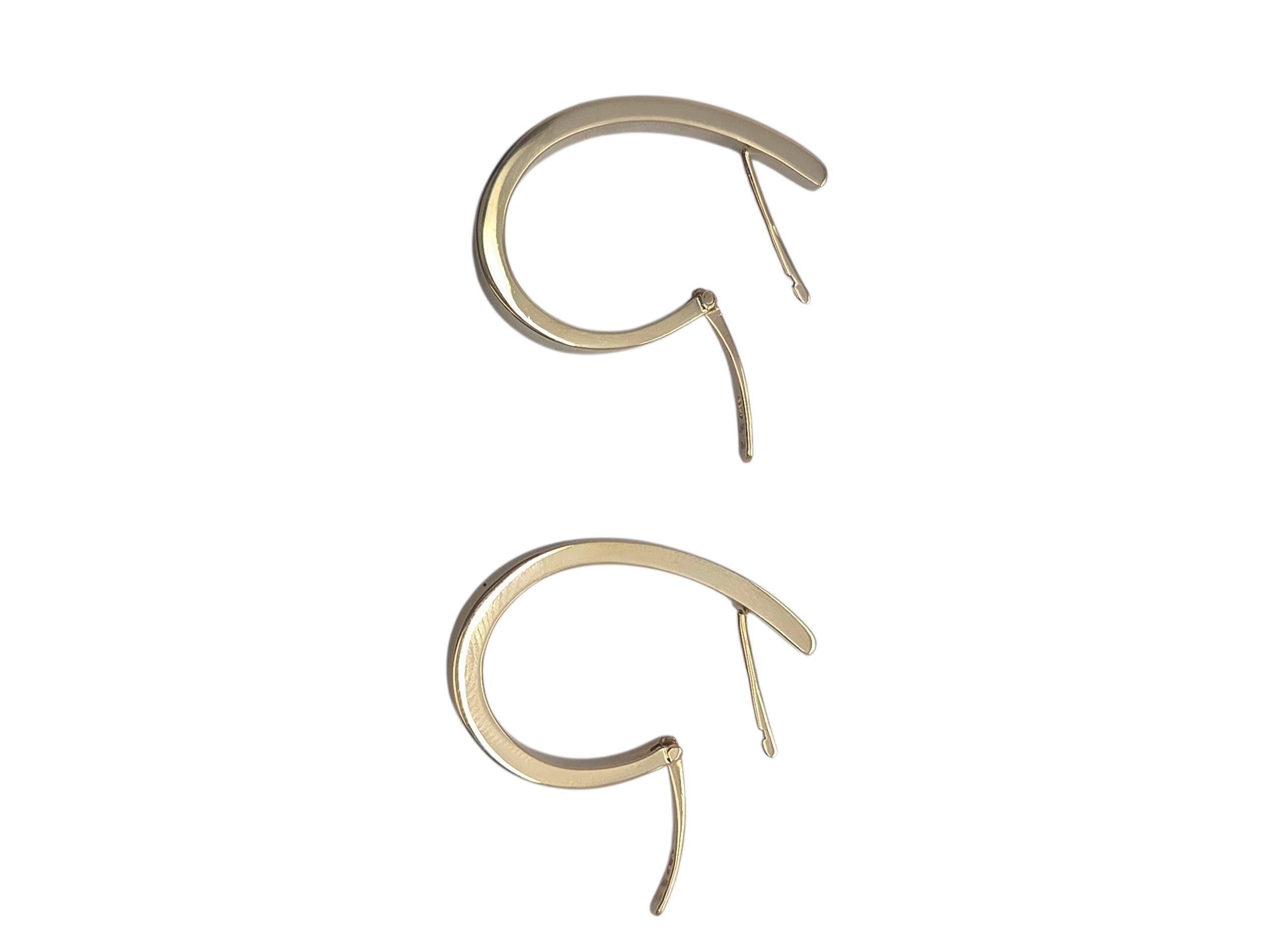 Boucles d'oreilles en or jaune 14k en forme de J

Élégants et intemporels, ces anneaux en or 14k en forme de goutte d'eau présentent une silhouette gracieuse et allongée qui ajoute une touche de sophistication à n'importe quel look.

Poinçon :