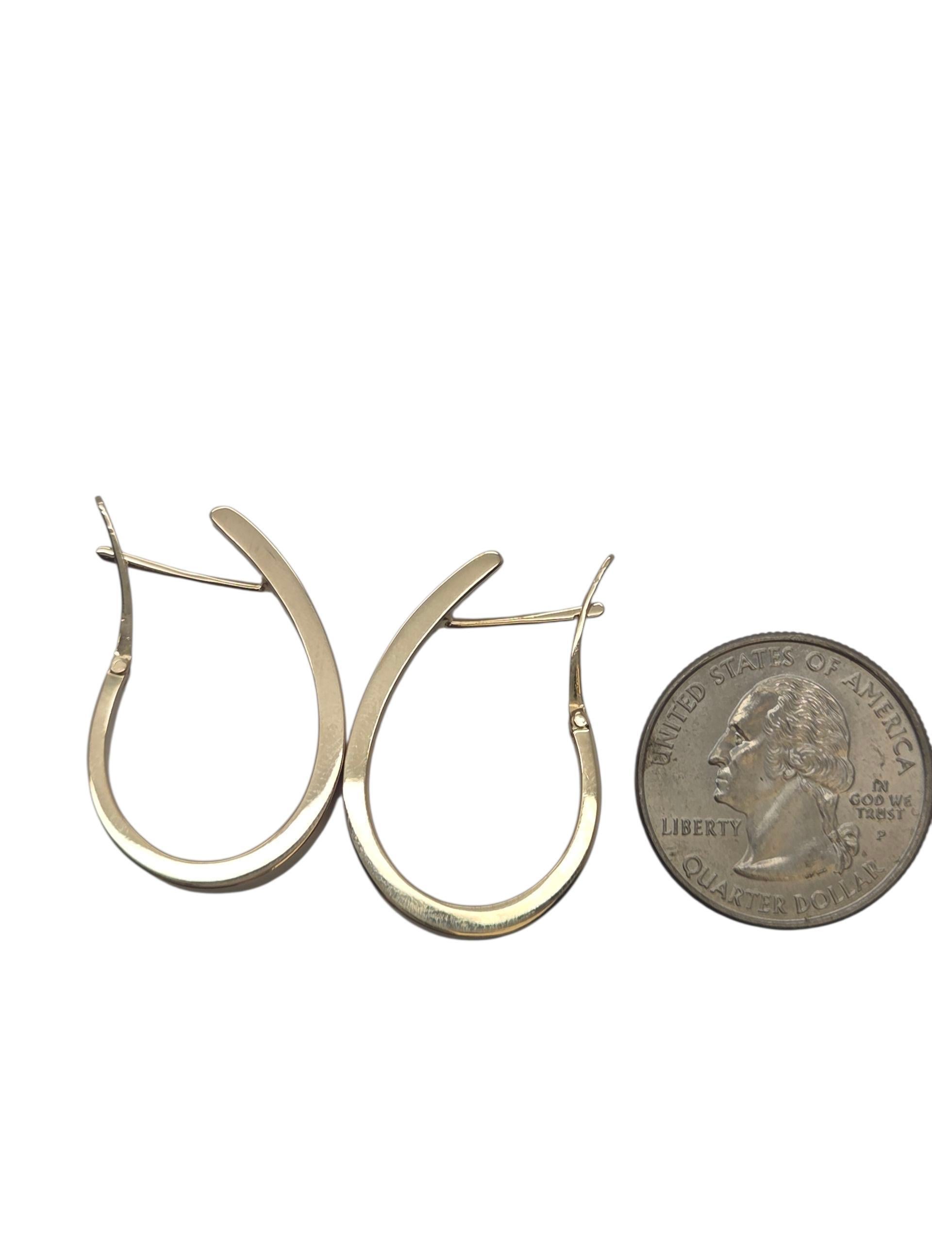 Contemporain Boucles d'oreilles en or jaune 14k en forme de J #23820 en vente