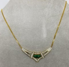 Colgante de jade y diamantes en oro amarillo de 14 quilates