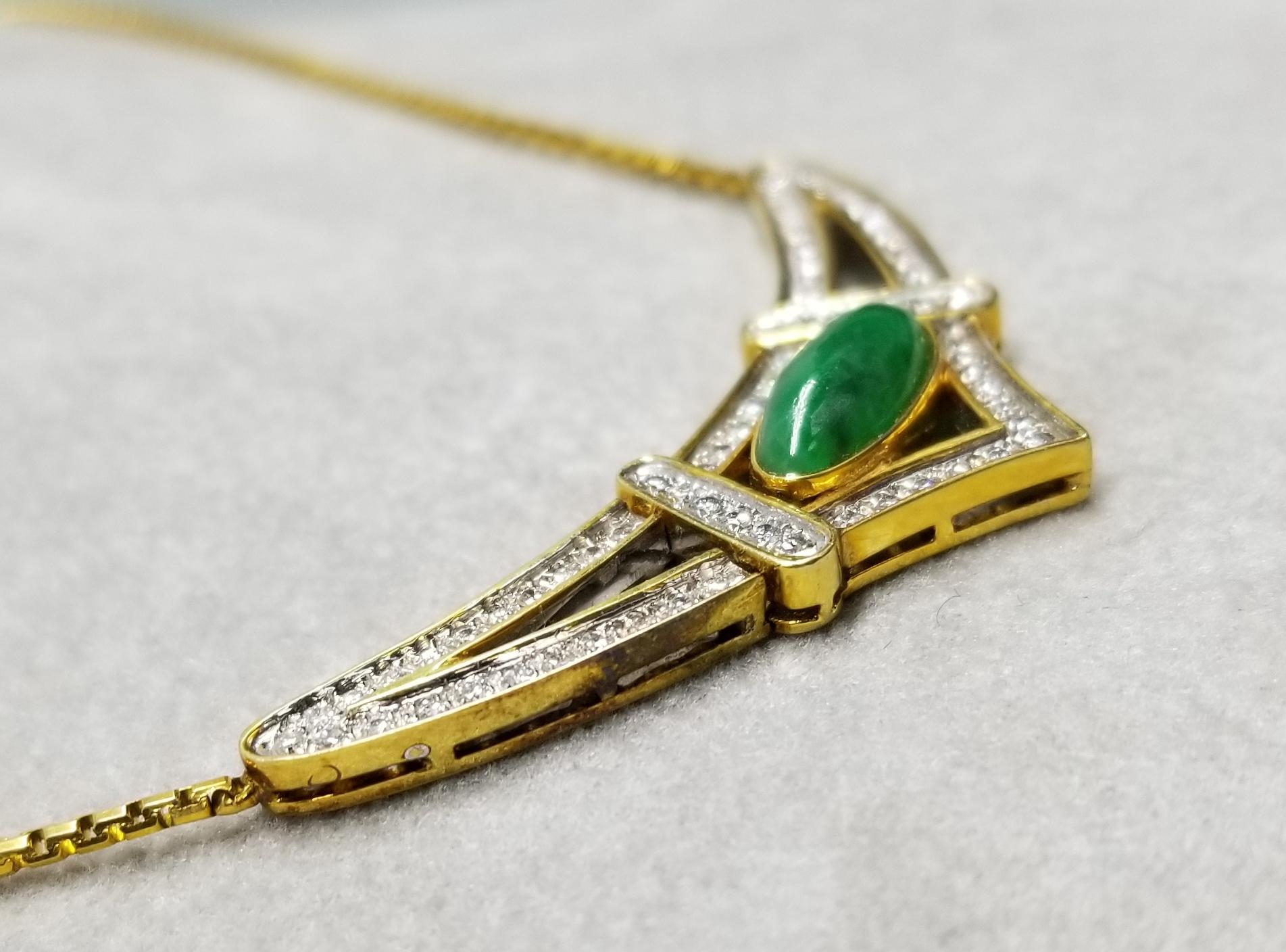 Taille cabochon Pendentif en or jaune 14 carats, jade et diamant en vente