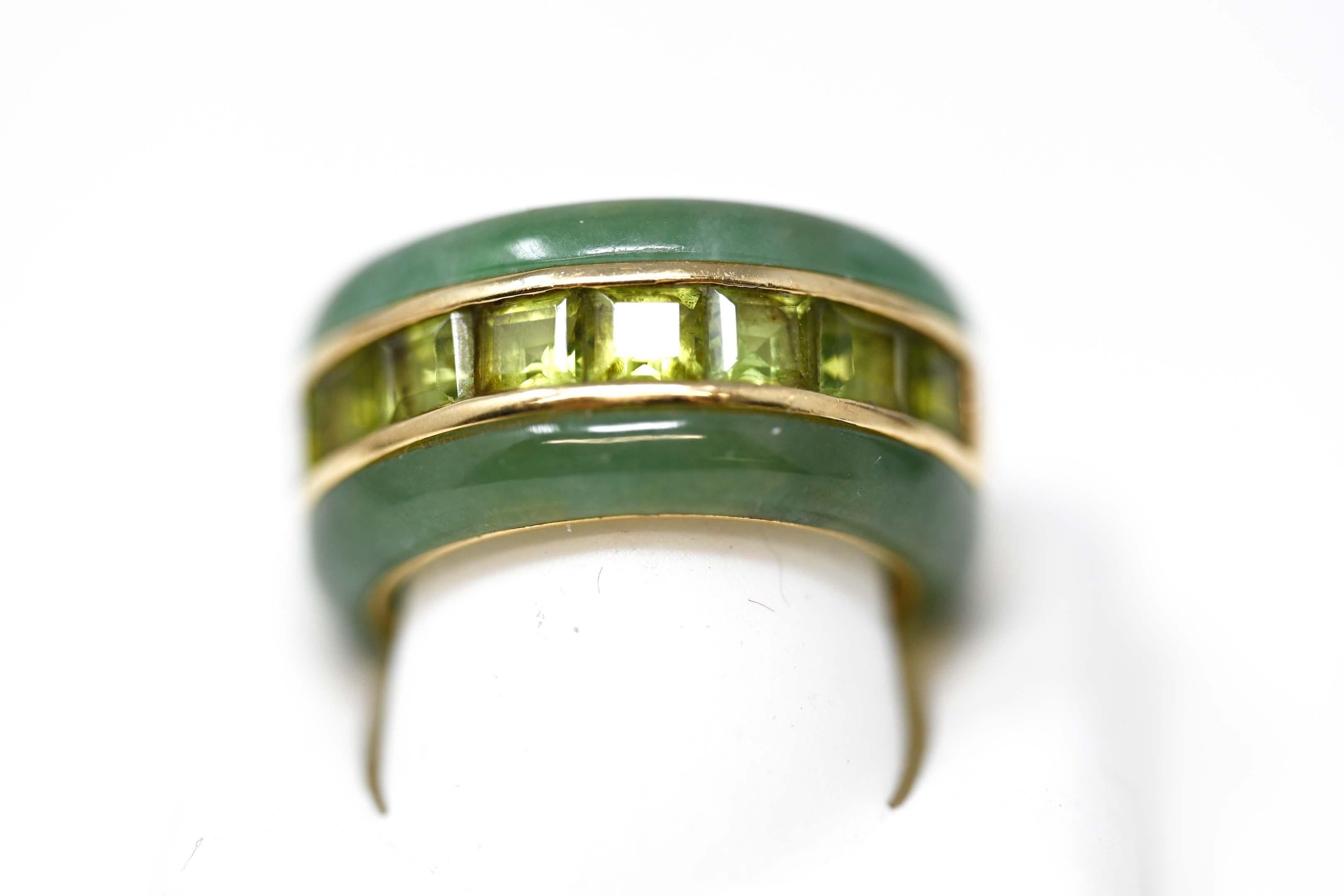 Taille carrée Bague en or jaune 14 carats, jade et péridot, taille 8 en vente