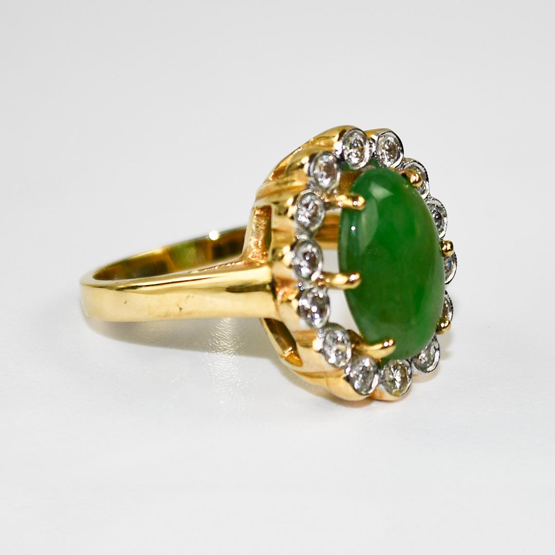 Anello da donna in oro giallo 14k con giada e diamanti.
Timbrato 14k e peso lordo di 6,4 grammi.
La giada verde misura 12,5 mm di lunghezza, 9 mm di larghezza e 3,4 mm di profondità.
I diamanti laterali sono tagli tondi brillanti, per un totale di