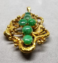 Colgante Freeform de Jade en Oro Amarillo de 14 Kilates con 6 Piezas de Jade Cabujón Ovalado