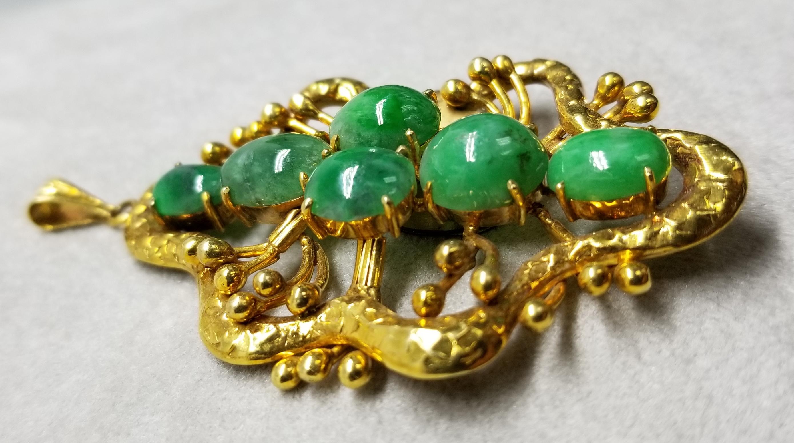 Contemporain Pendentif en or jaune 14 carats de forme libre avec 6 pièces en jade cabochon ovale en vente