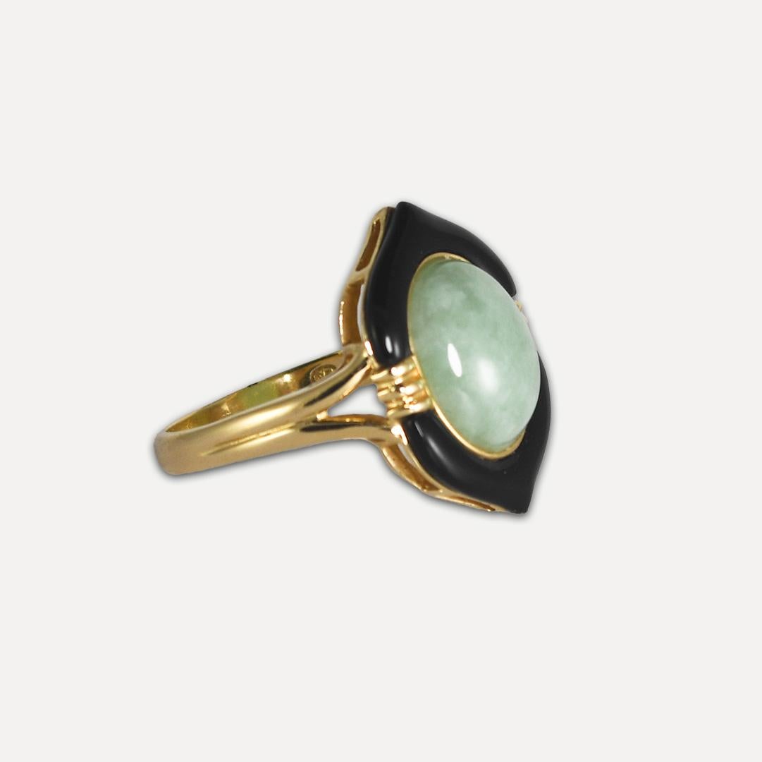 Damenring aus Jade und Onyx mit Fassung aus 14 Karat Gelbgold.
Gestempelt 14k und wiegt 5,6 Gramm Bruttogewicht.
Es handelt sich um eine ovale hellgrüne Jade, die von schwarzem Onyx umgeben ist.
Die Oberseite des Rings misst 20 mm mal 15 mm.
Die