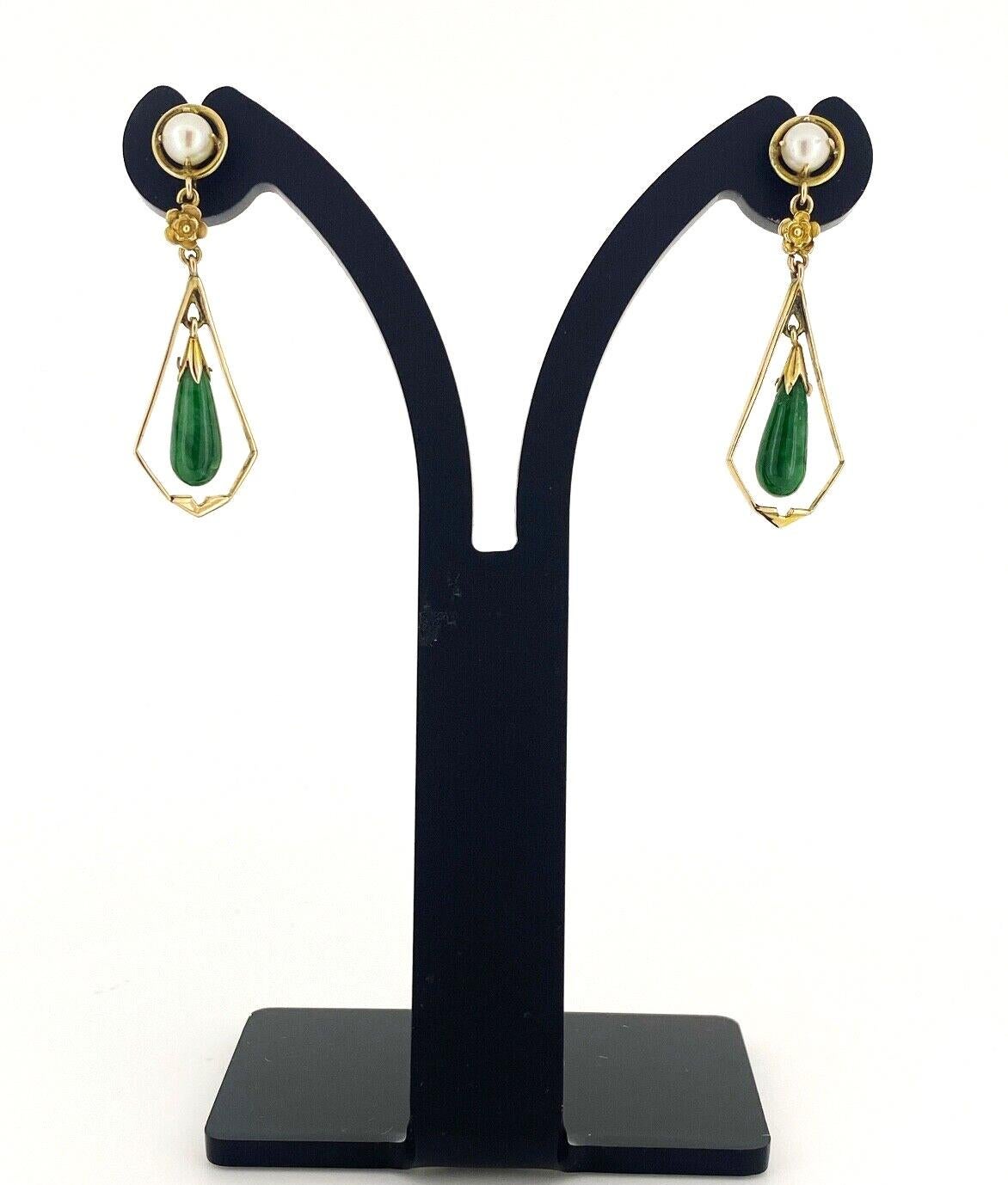 Dieses exquisite Paar aus Jade und Perlen
Hängeohrringe (Anhänger) 
verfügt über ein Tropfen-Design, 
die sowohl sehr feminin als auch elegant ist,  
& sicherer & bequemer Schmetterlingsverschluss 

Sorgfältig in 14K Gelbgold gefertigt, 
Das Paar