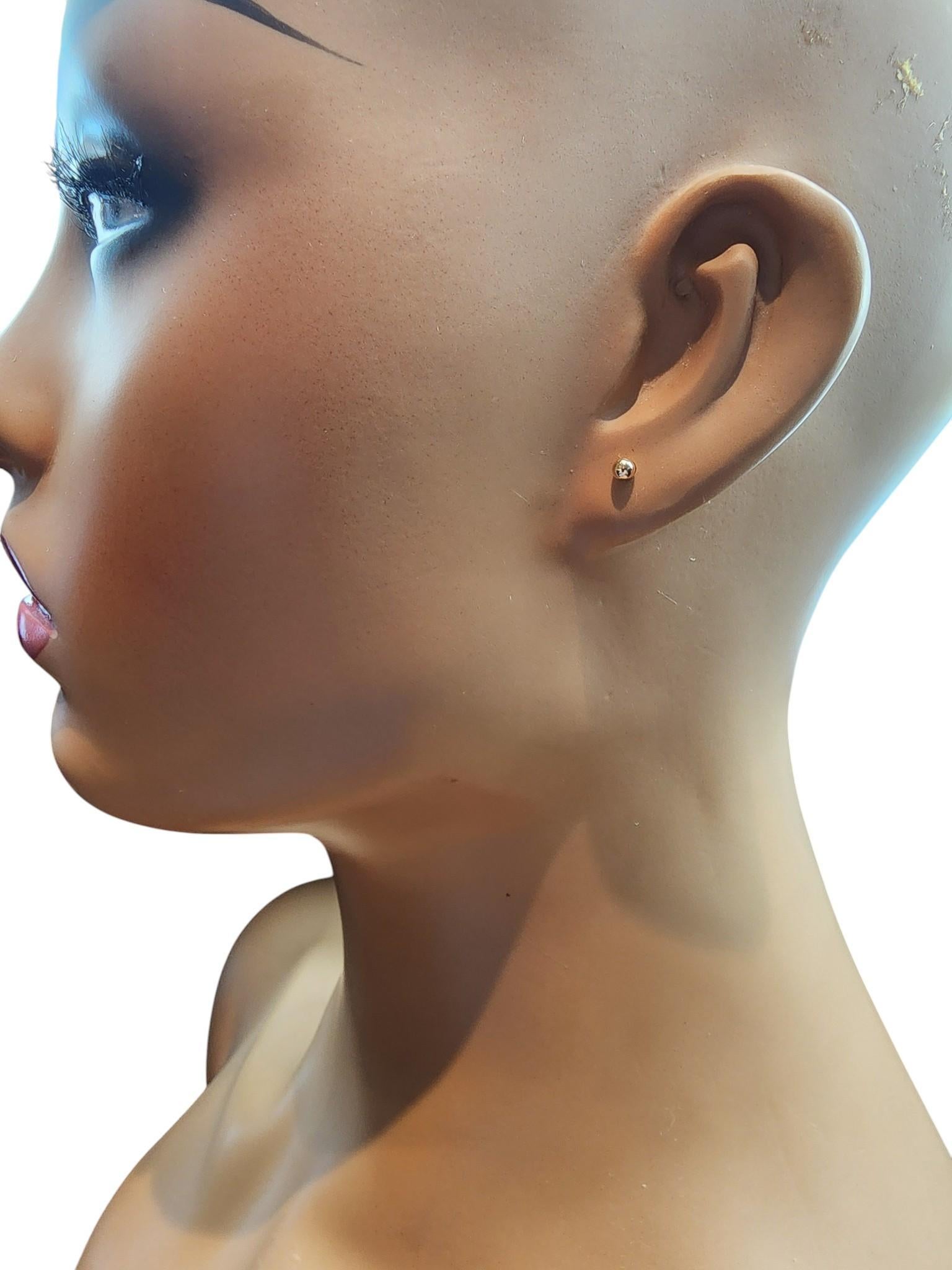 14K Yellow Gold James Avery Ball Stud Earrings

Crafted in luminous gold, these earrings embody strength, beauty, and effortless style. 

Hallmark: Avery 585

Weight: .78 g / 0.5 dwt.

Ball Size: 3mm 

Very good condition, professionally