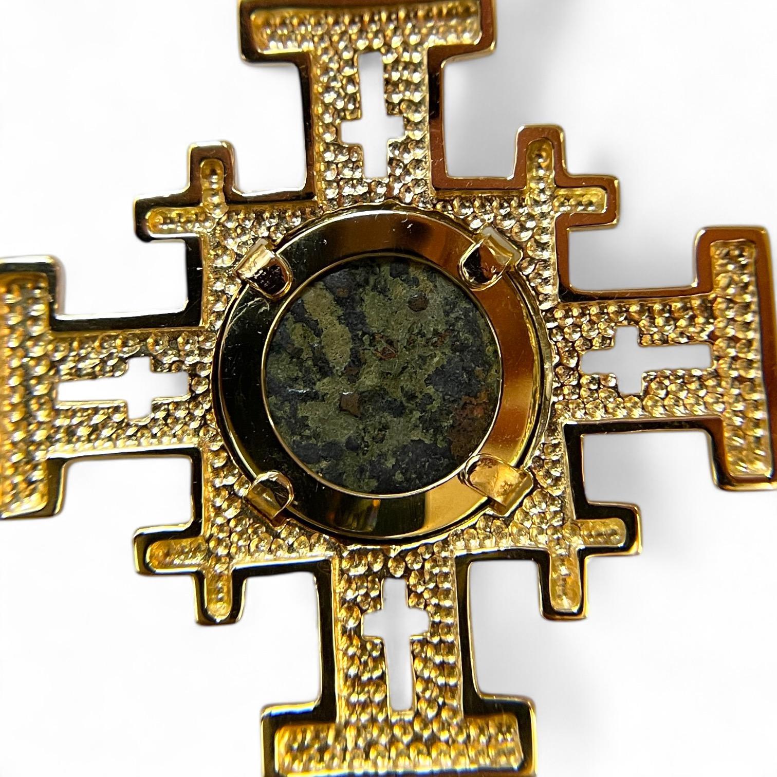 Magnifique pendentif croix de Jérusalem en or jaune 14 carats, conçu de manière complexe avec des détails texturés et rehaussé d'une authentique pièce de monnaie Widow's Mite en son centre. Cette pièce significative associe l'histoire et la foi, ce