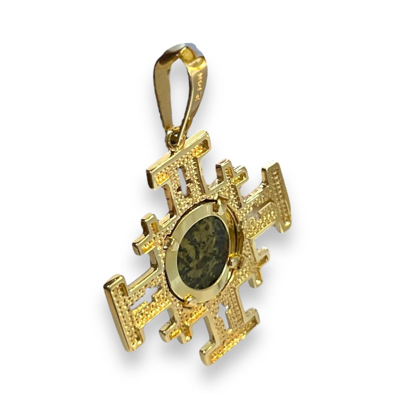 Médiéval Pendentif croix de Jérusalem en or jaune 14 carats avec pièce Mite de la veuve en vente