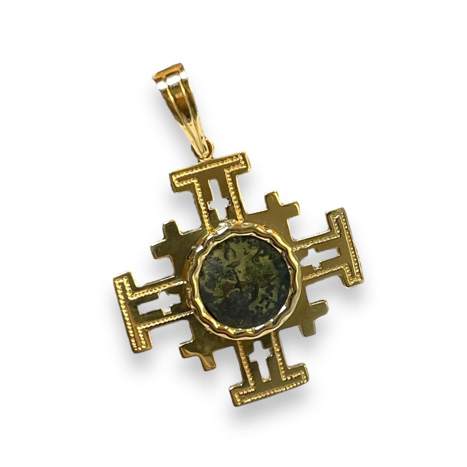 Pendentif croix de Jérusalem en or jaune 14 carats avec pièce Mite de la veuve Excellent état - En vente à New York, NY