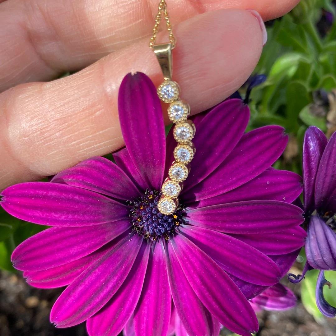 Journey, pendentif à 7 pierres de qualité VS, 14 carats. 
Le pendentif en or et le pendentif jaune sont magnifiquement conçus avec des biseaux texturés.

Le pendentif mesure 1 pouce de long avec des diamants sertis en tube mesurant 2,90 mm