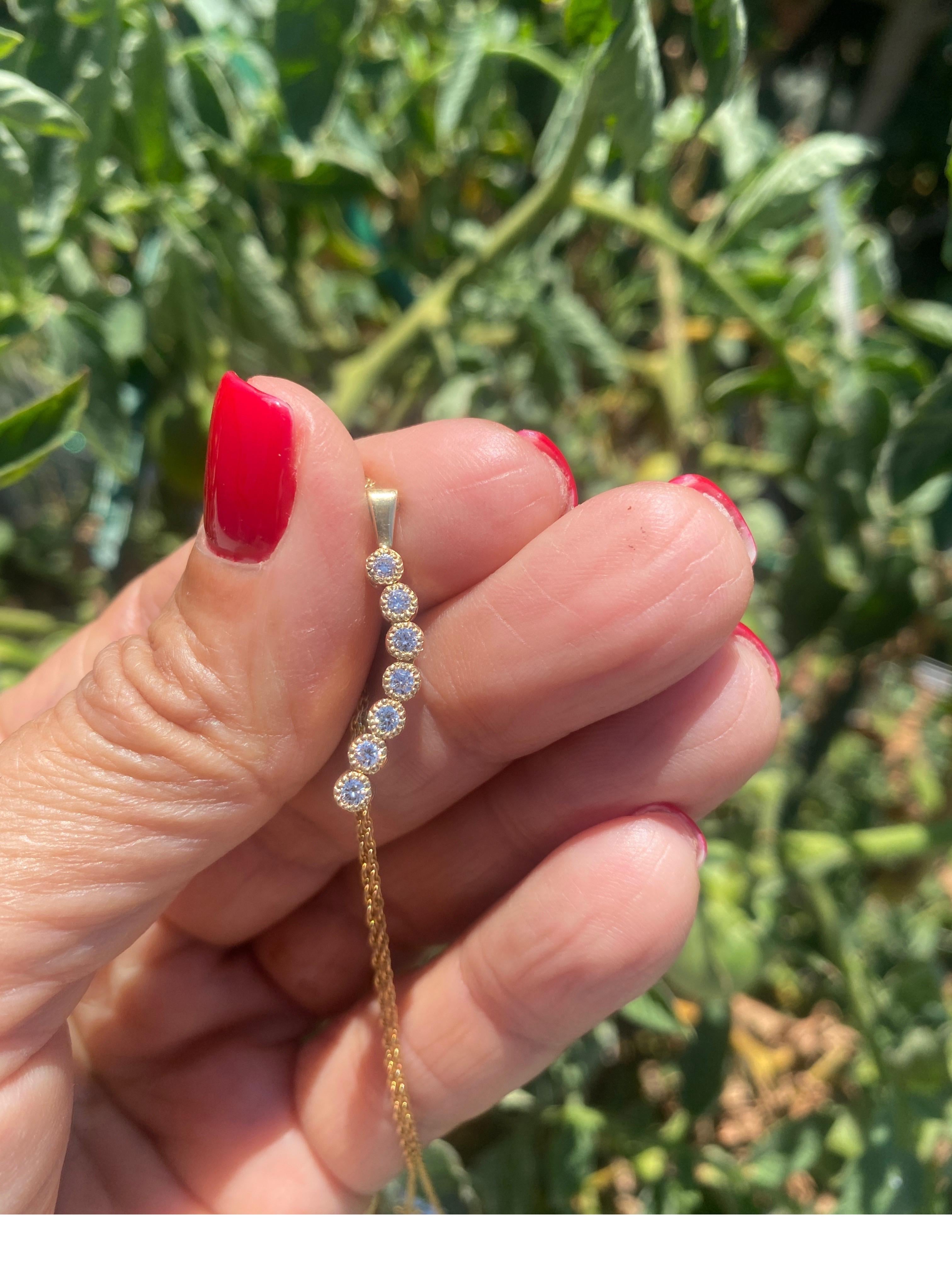 Taille ronde Pendentif Journey en or jaune 14 carats de qualité VS de 0,56 carat en vente