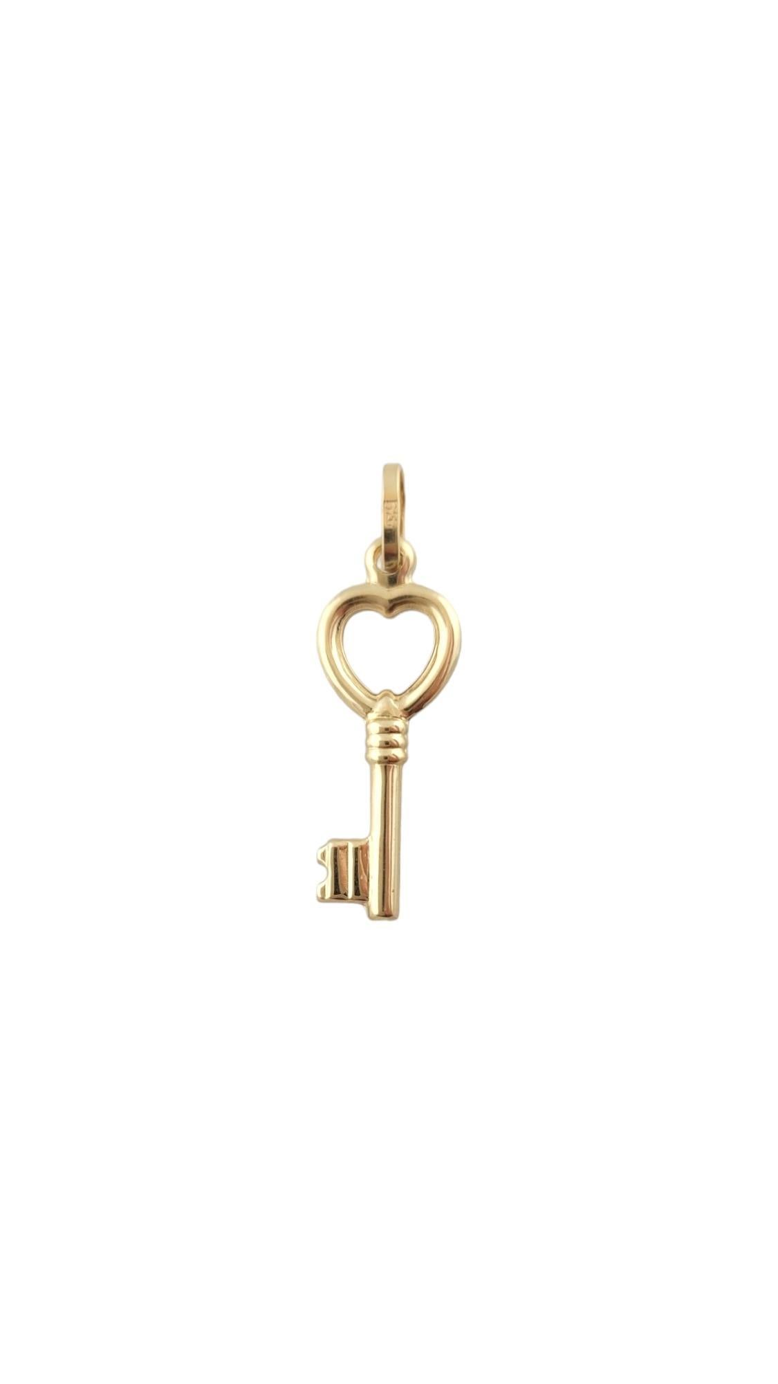 Vintage 14K Yellow Gold Key to my Heart Pendant -

Unlock a world of style with this key charm that is crafted with intricate details. 

Size: 22.3mm X 9.6mm 

Weight: .93 g/ 0.6dwt

Hallmark: 14KT ITALY EG

*Chain not included*

Very good