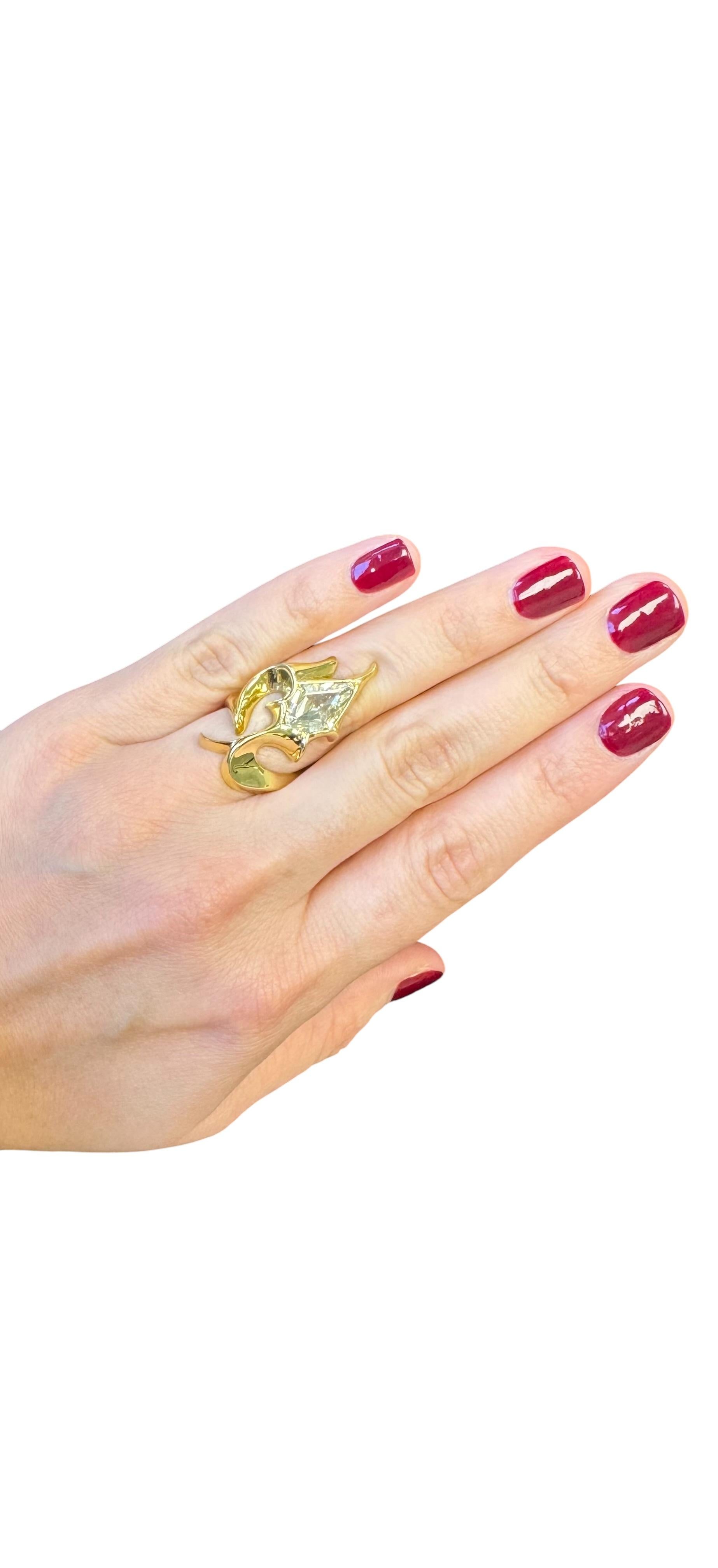da uomo o donna Anello con diamante taglio Kite in oro giallo 14K, 2,20 carati (VVS2, giallo chiaro) in vendita