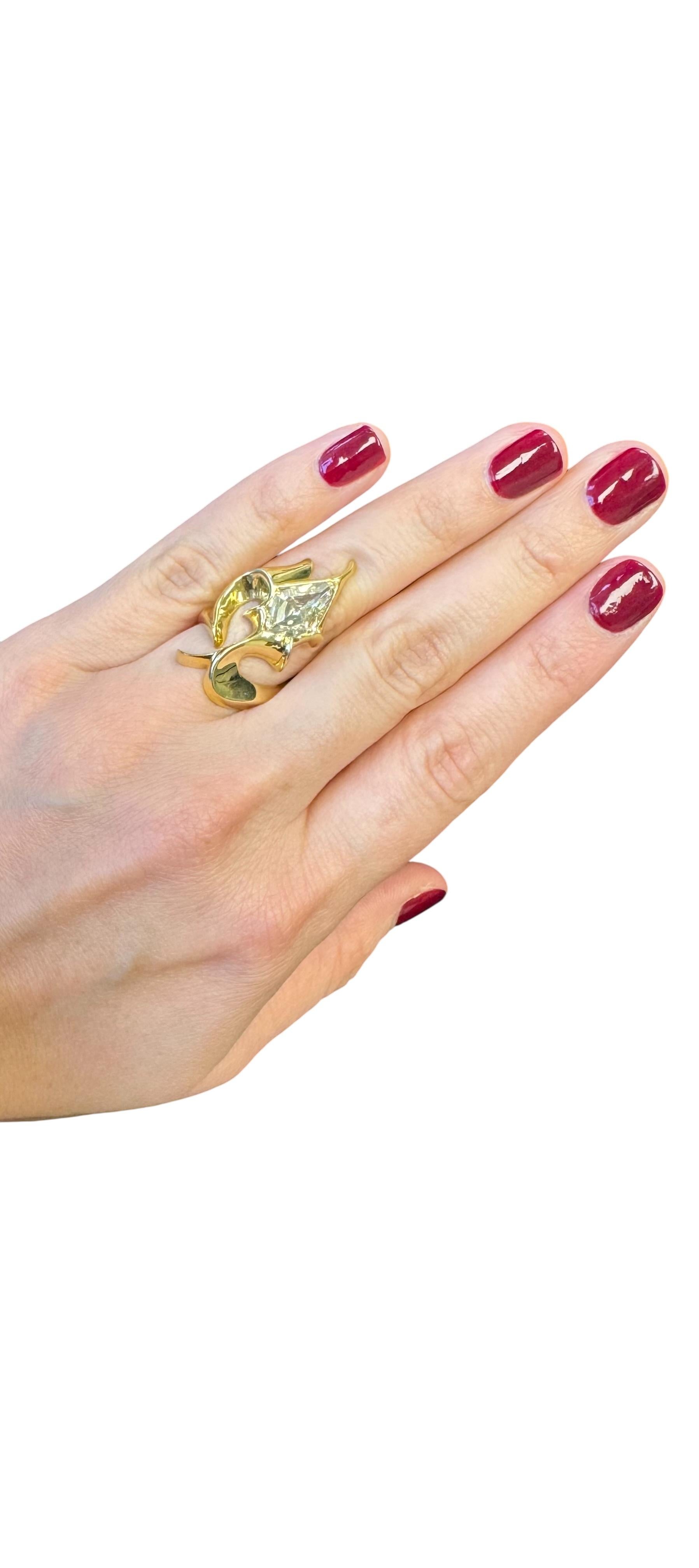 Anello con diamante taglio Kite in oro giallo 14K, 2,20 carati (VVS2, giallo chiaro) in vendita 1