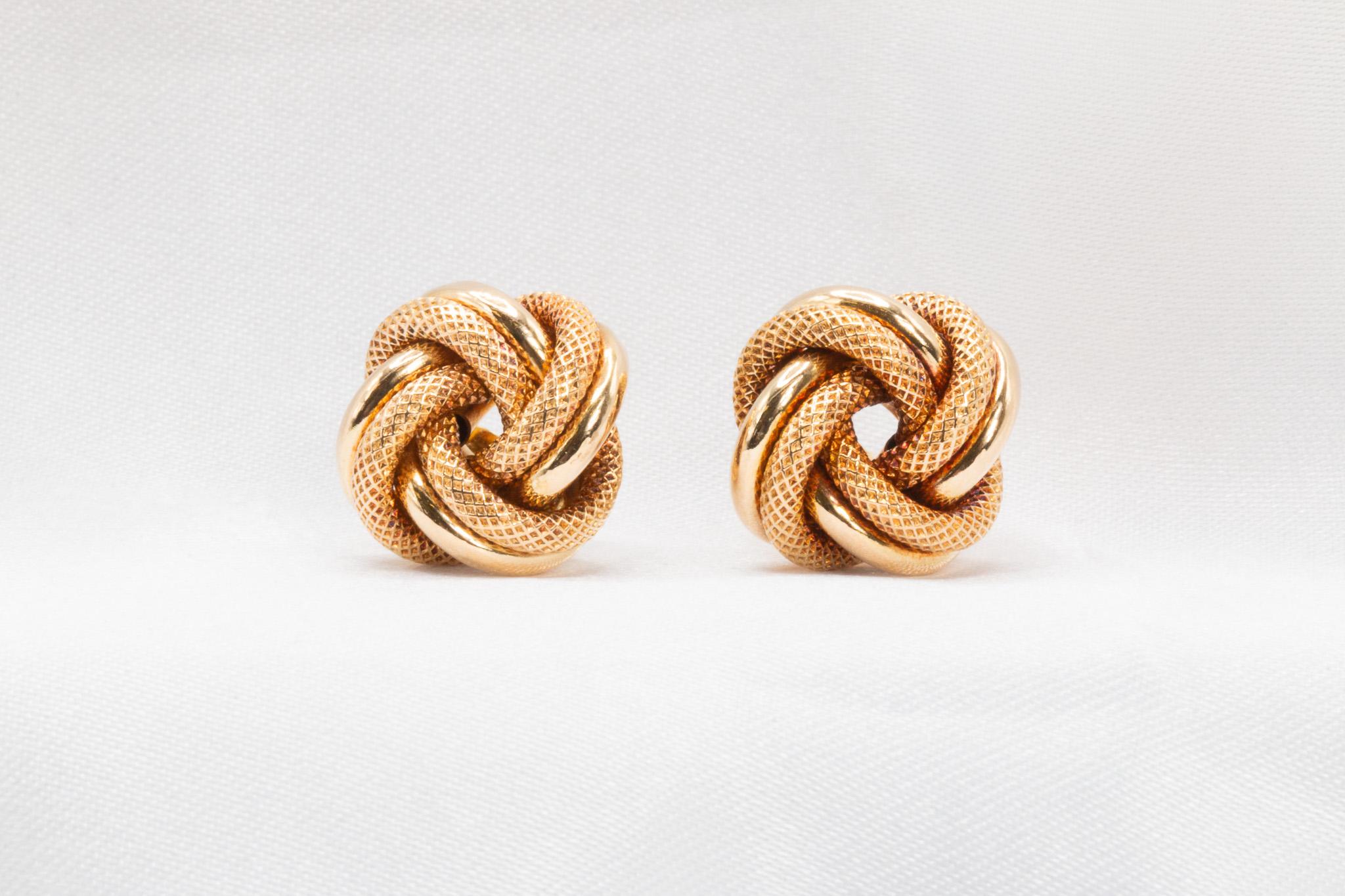 14K Yellow Gold Knot Earrings – Elegant & Timeless

Add a touch of sophistication to your collection with these stunning 14K yellow gold knot stud earrings. Designed with classic elegance, they feature secure pushback closures for comfortable wear.