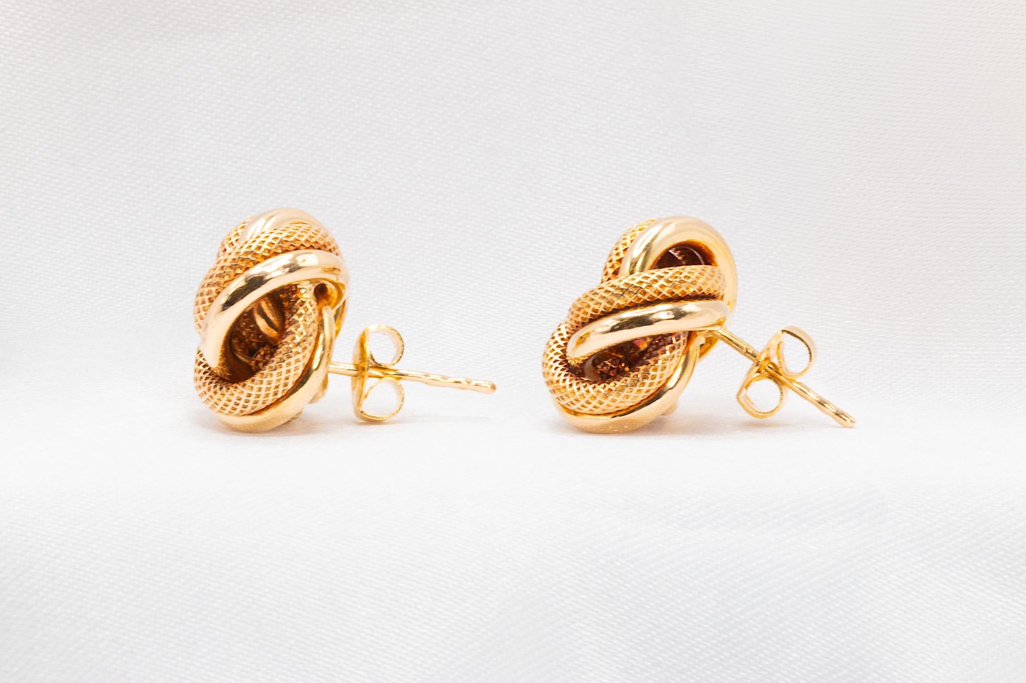 14k Yellow Gold Knot Earrings In Excellent Condition For Sale In Houston, TX