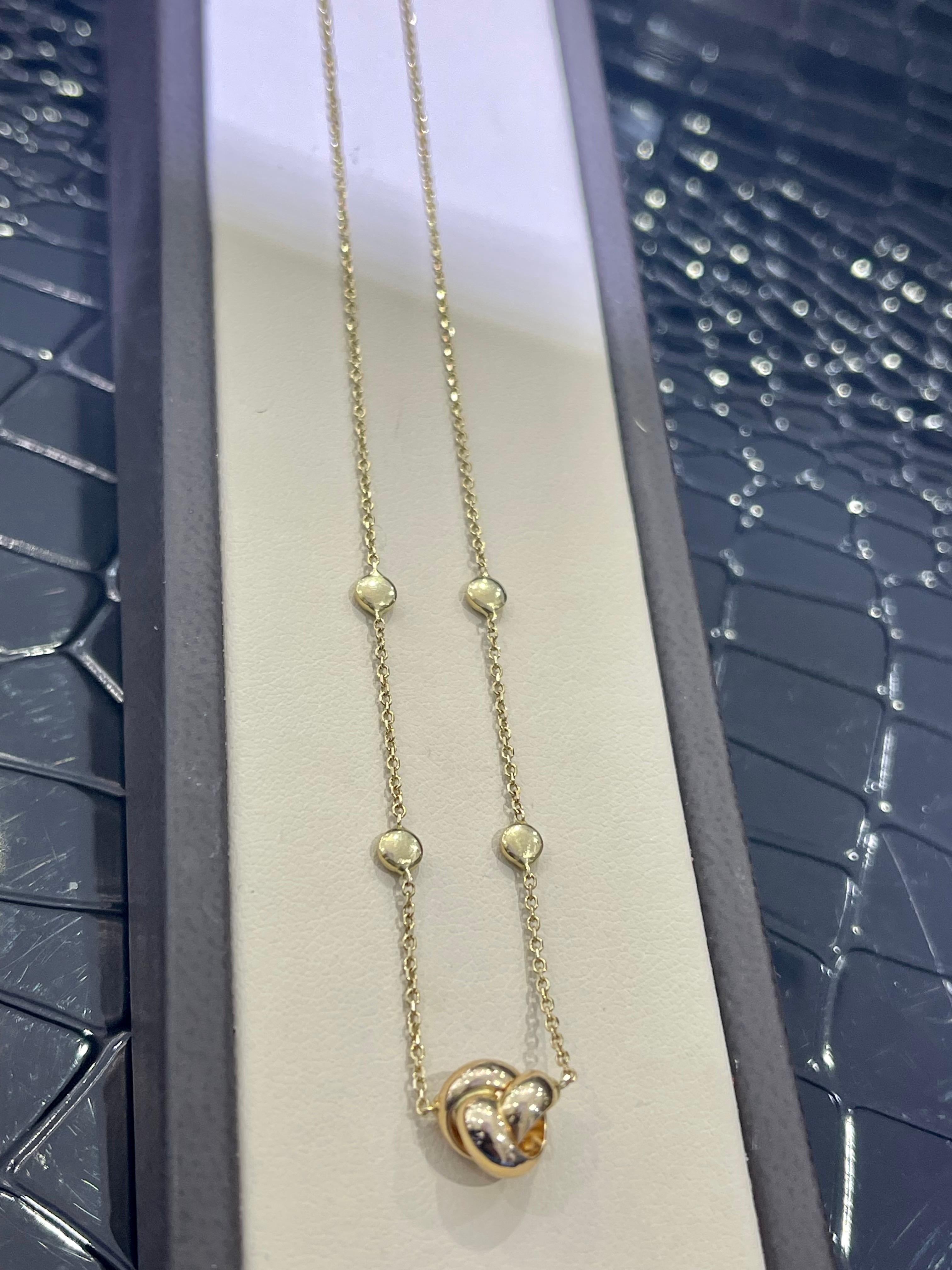 14k Yellow Gold Knot Necklace .

Length is 16”

Weight is 3 grams.

Diameter of the knot is approximately 5/16”