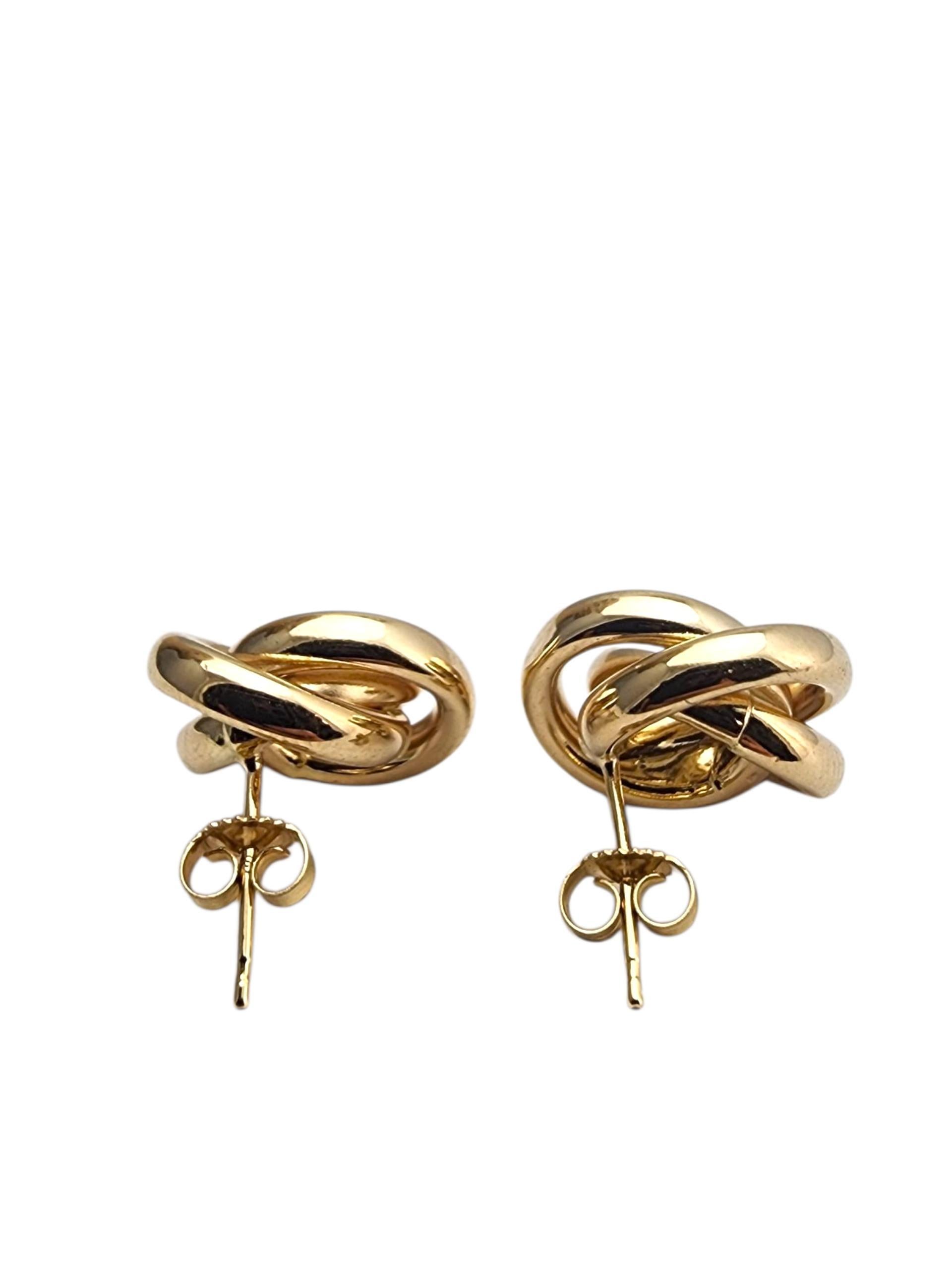 Pendientes Nudo Oro Amarillo 14K-

Elaborados en oro amarillo de 14 quilates, estos pendientes de nudo presentan un diseño atemporal que añade sutil elegancia y significado al estilo cotidiano.

Tamaño: 15,9 mm x 16,3 mm
Grosor: 6,6 mm

Peso: 4,5