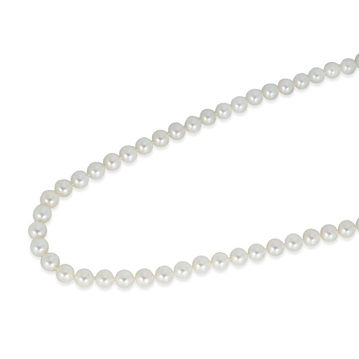Round Cut 14k Yellow Gold Knotted Pearl Necklace For Sale