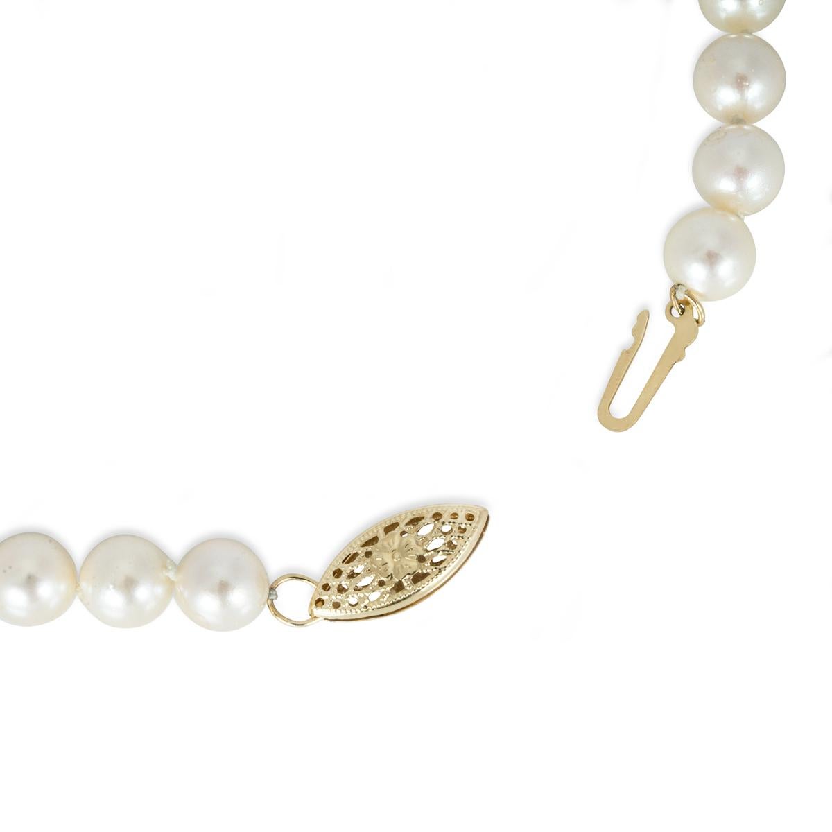 14k Yellow Gold Knotted Pearl Necklace In Excellent Condition For Sale In London, GB