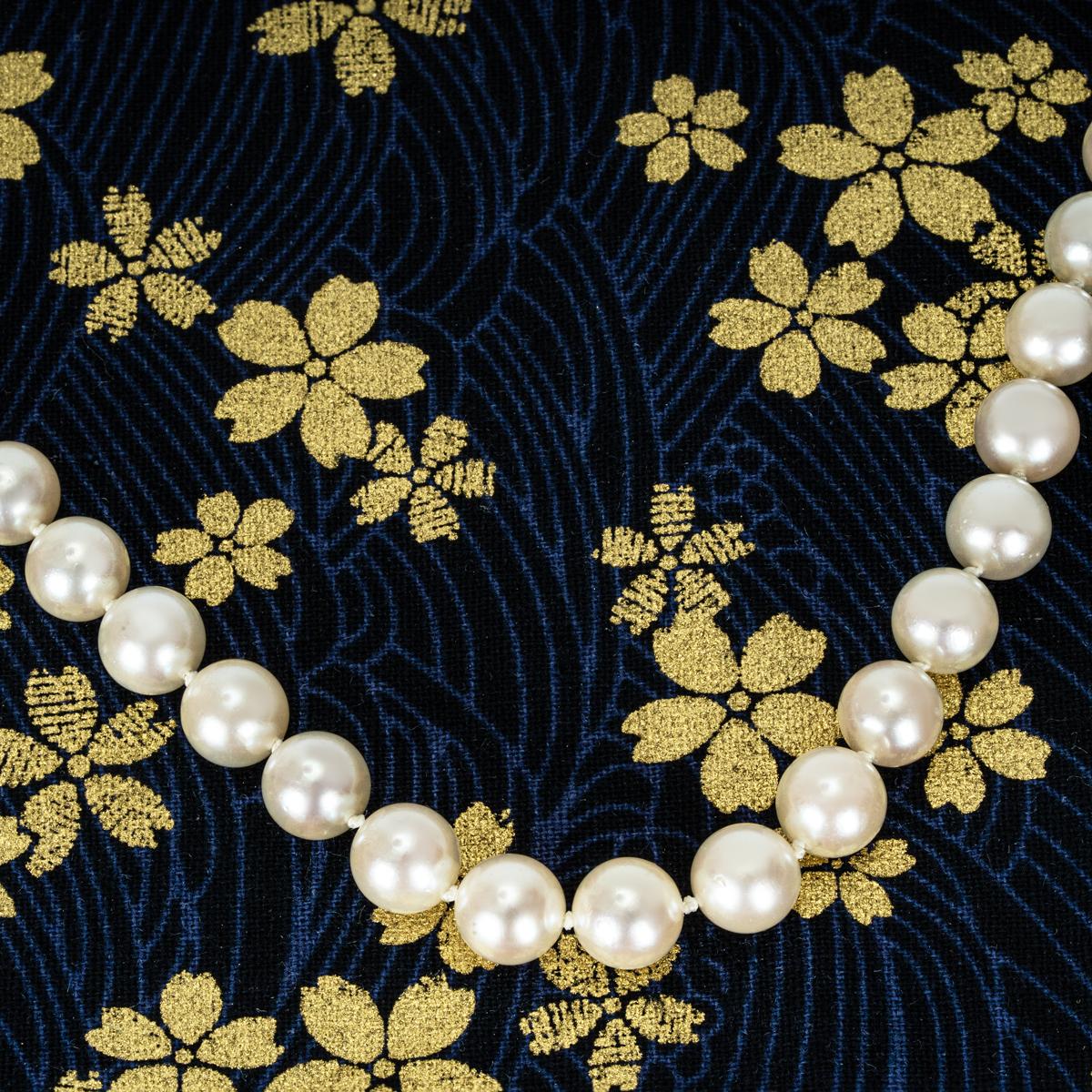 14k Yellow Gold Knotted Pearl Necklace For Sale 1