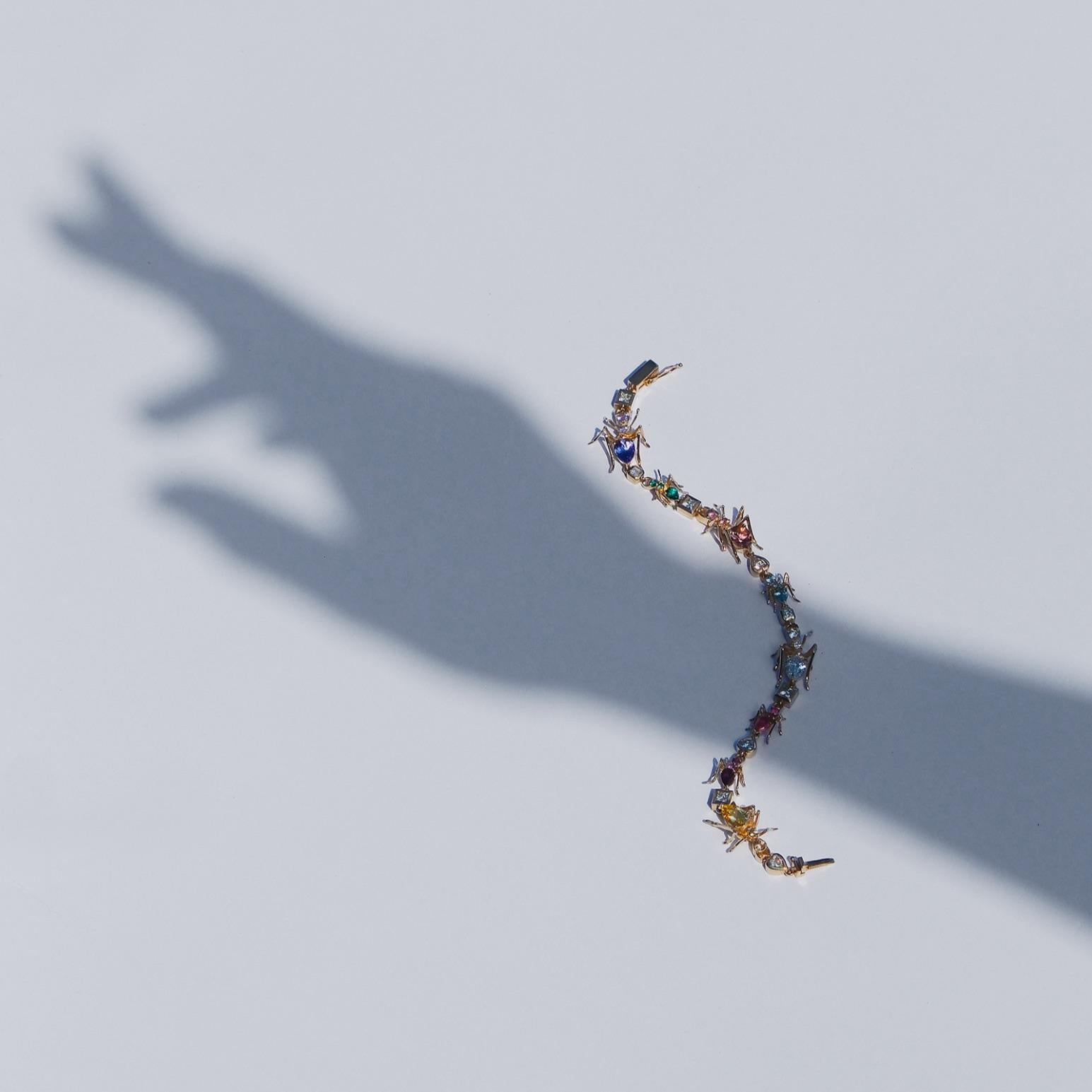 Bracelet de tennis Kokoro en or jaune 14k 3.72 Carat Multicolor Gemstones Ant Motif Neuf - En vente à Brooklyn, NY