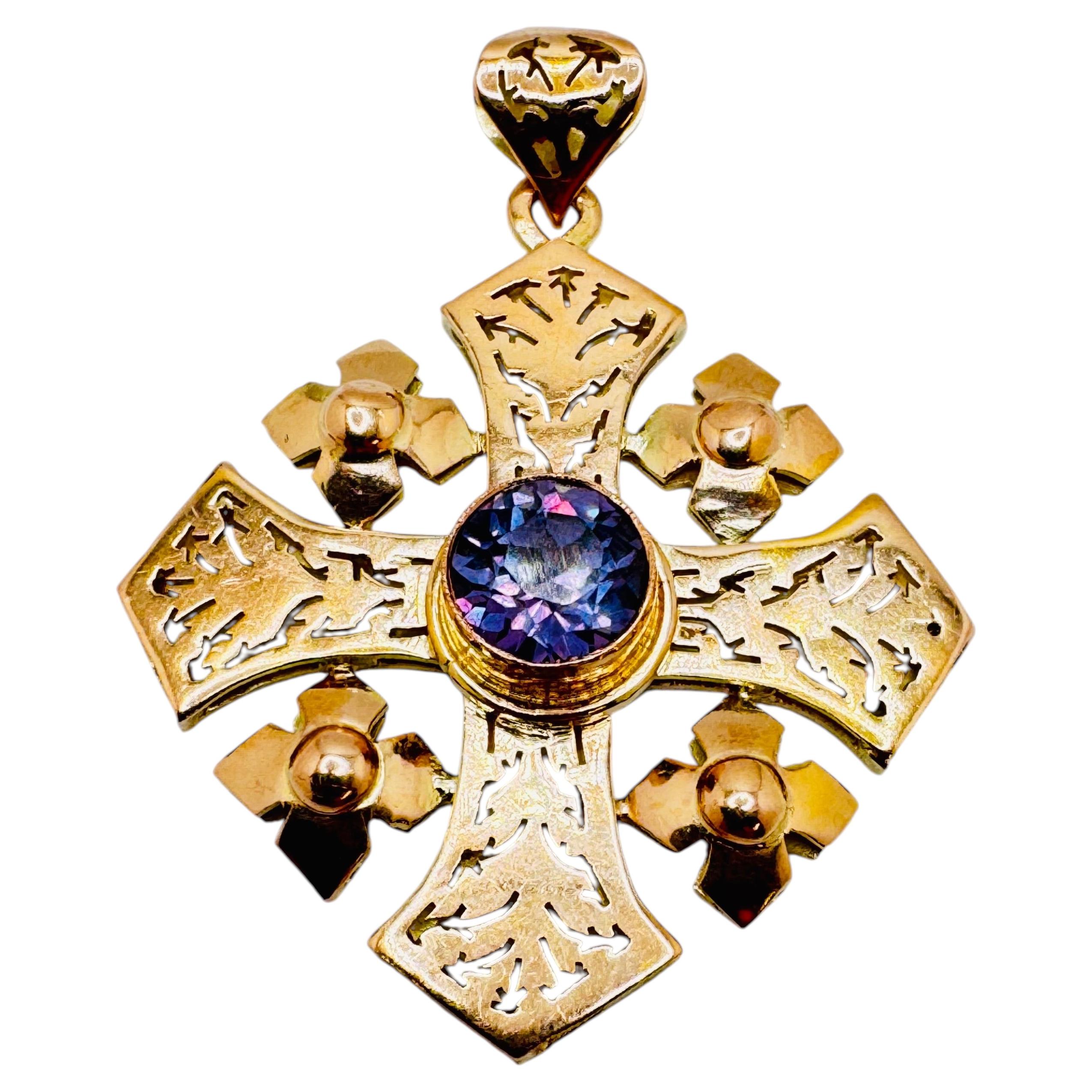 Ciondolo a croce in oro giallo 14K con corindone viola coltivato in laboratorio, 8,25 g