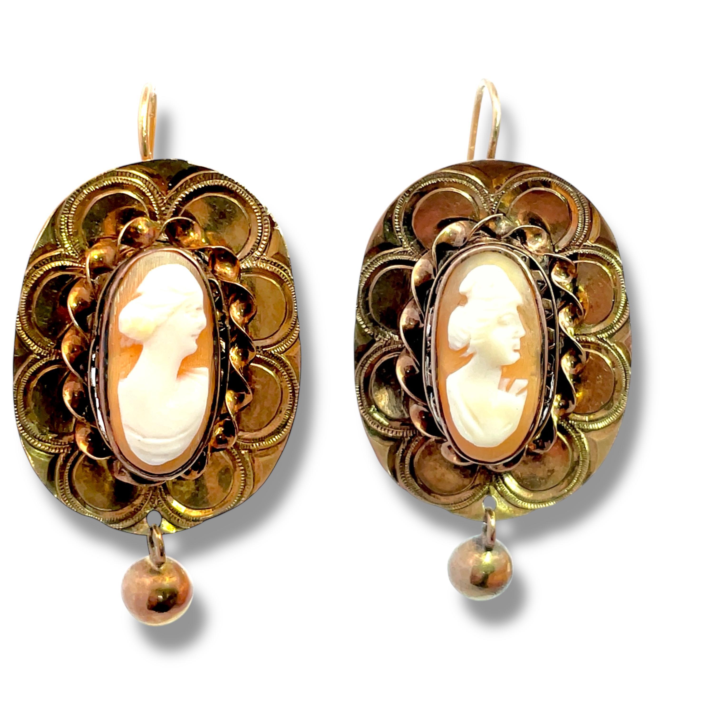 Adéntrate en un mundo de elegancia atemporal con nuestros Pendientes Camafeo Antiguos, un impresionante complemento para cualquier colección de joyas. Elaborados en lujoso oro amarillo de 14 quilates, estos exquisitos pendientes presentan camafeos