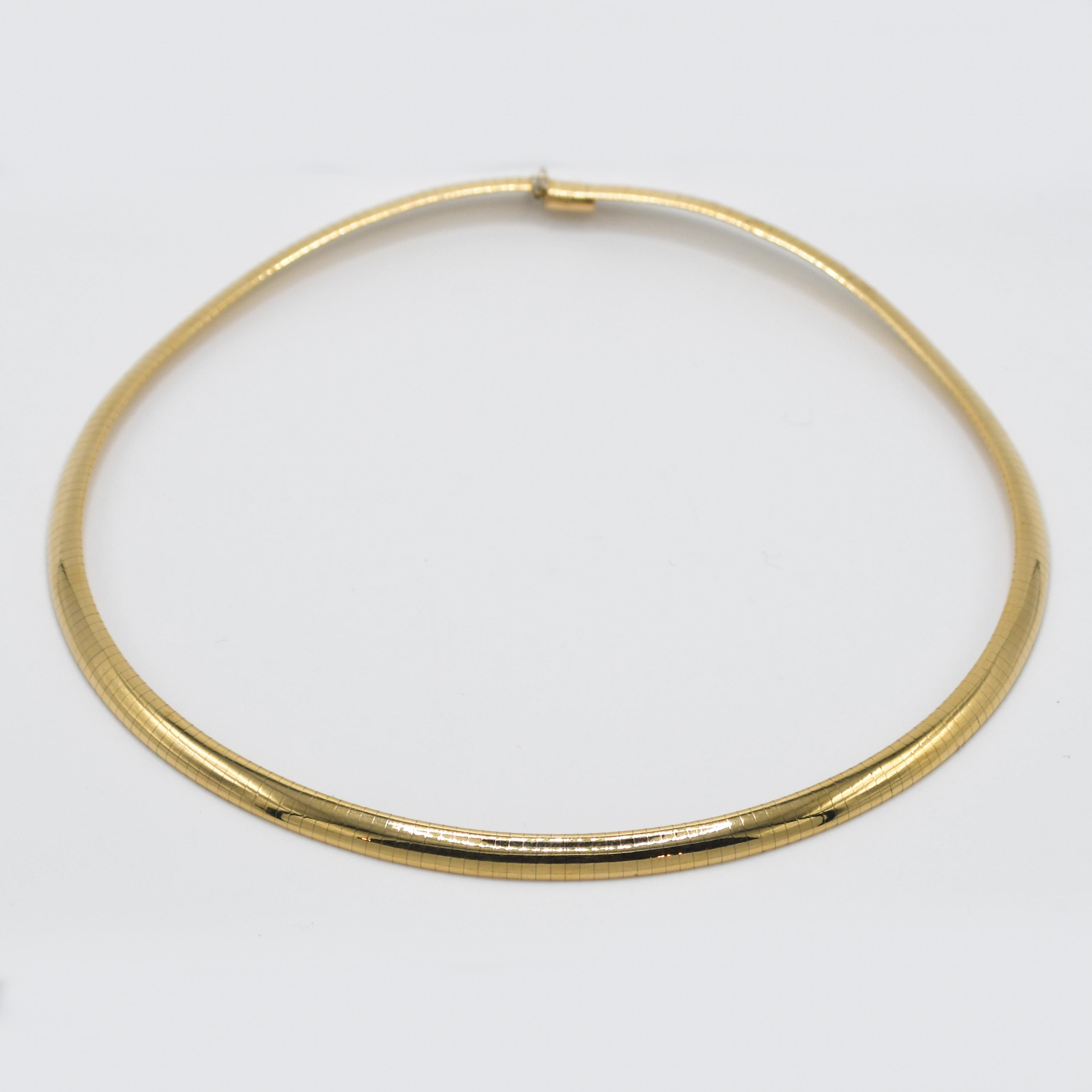 14K Yellow Gold Ladies Omega Necklace, 27.2g
14k yellow gold omega link necklace.
Stamped 14k and weighs 27.2 grams.
The necklace measures 16 inches long and 6mm wide.
Overall, very good condition.