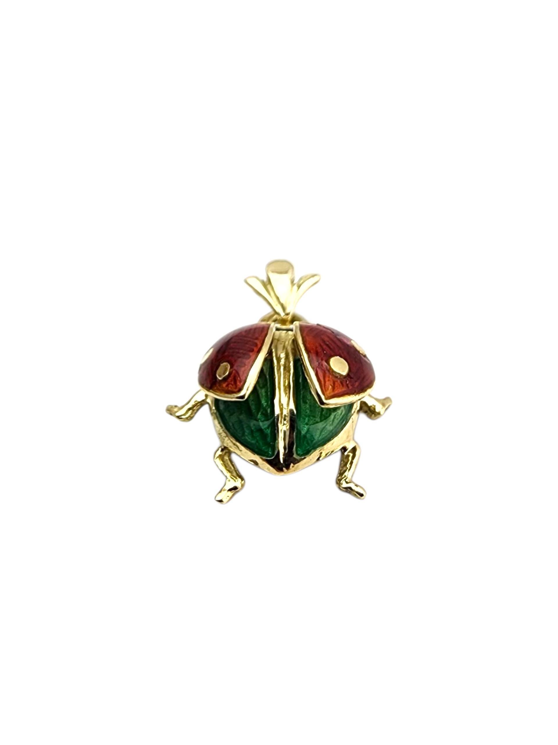 Pendentif coccinelle en or jaune 14K

Breloque coccinelle en or jaune 14 carats avec de délicats détails en émail - mignonne, chanceuse et pleine de charme.

Dimensions avec l'anse : 20,2 mm x 15,6 mm x 8,1 mm
Taille sans l'anse : 16.1 mm 

Poids :