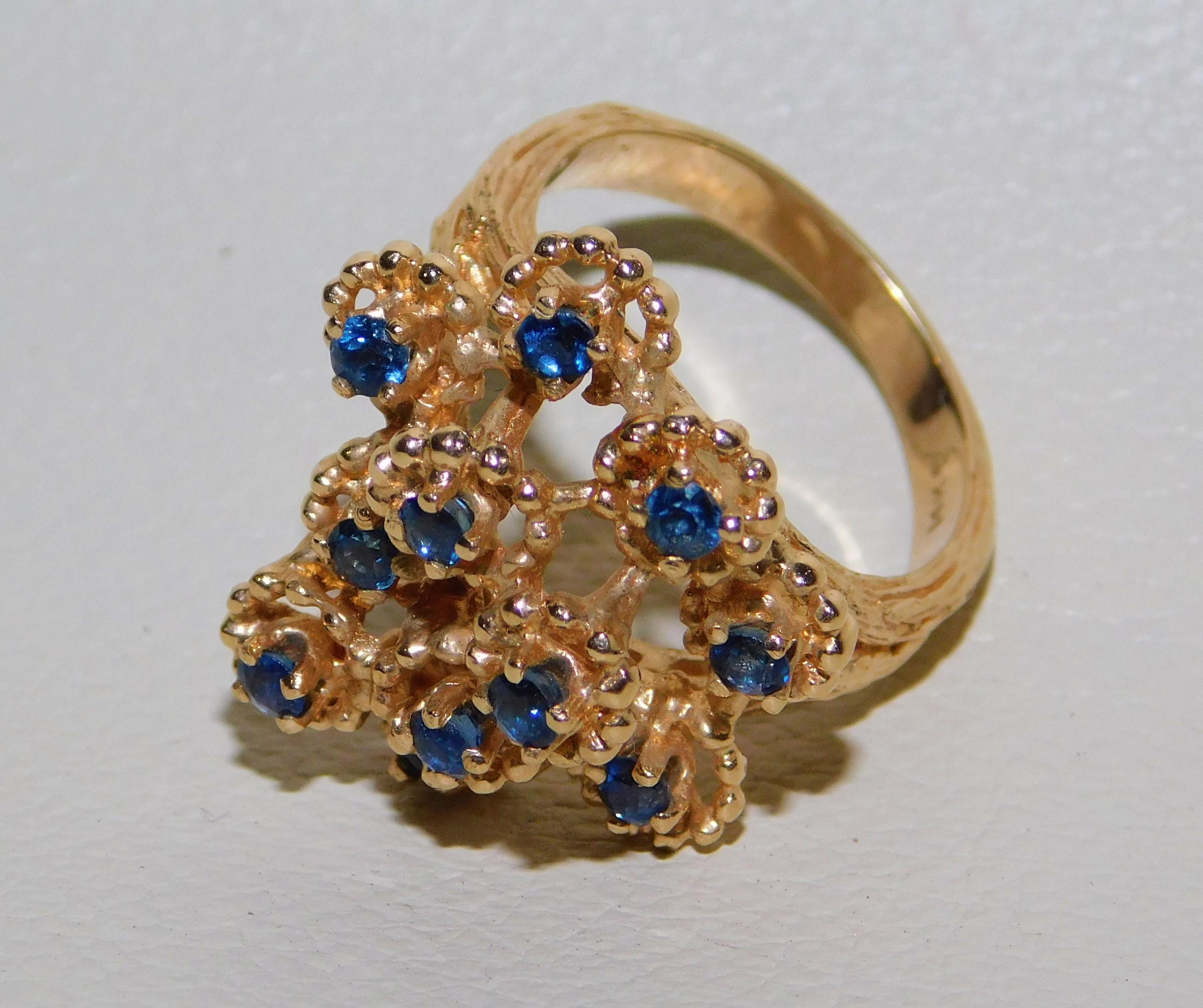 14-Karat Gold Ladies Floral Design Cocktail Ring with Blue Sapphire Gemstones In Good Condition For Sale In Hamilton, Ontario