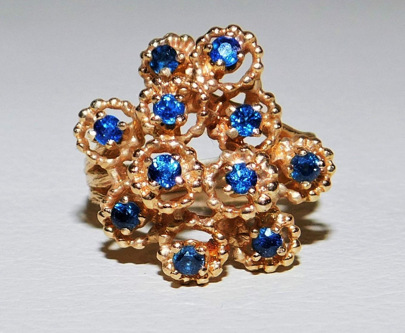 Late 20th Century 14-Karat Gold Ladies Floral Design Cocktail Ring with Blue Sapphire Gemstones For Sale