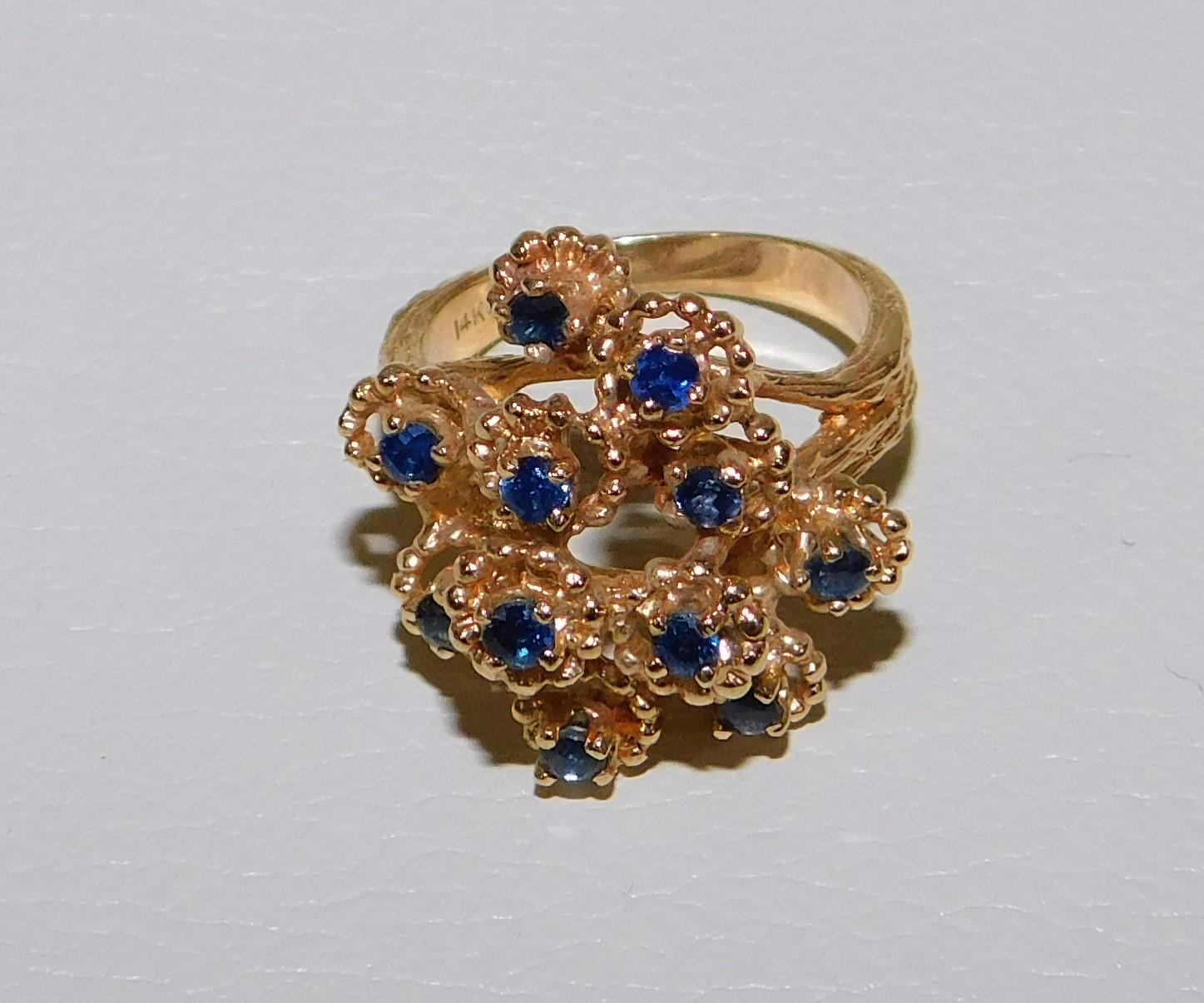 14-Karat Gold Ladies Floral Design Cocktail Ring with Blue Sapphire Gemstones For Sale 2