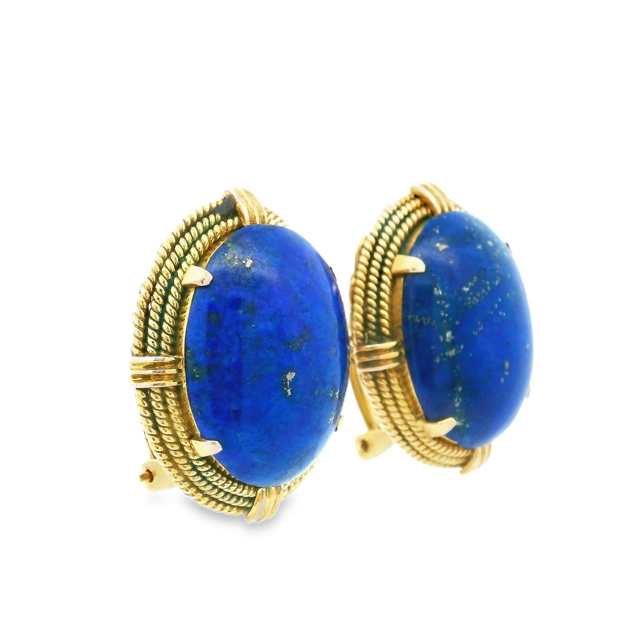 Ces magnifiques boucles d'oreilles à pince présentent deux grands cabochons ovales de lapis-lazuli qui sont sertis dans de jolies montures en or. Chaque cabochon de lapis fait environ 13 carats, pour un poids total de 26 carats, avec de belles