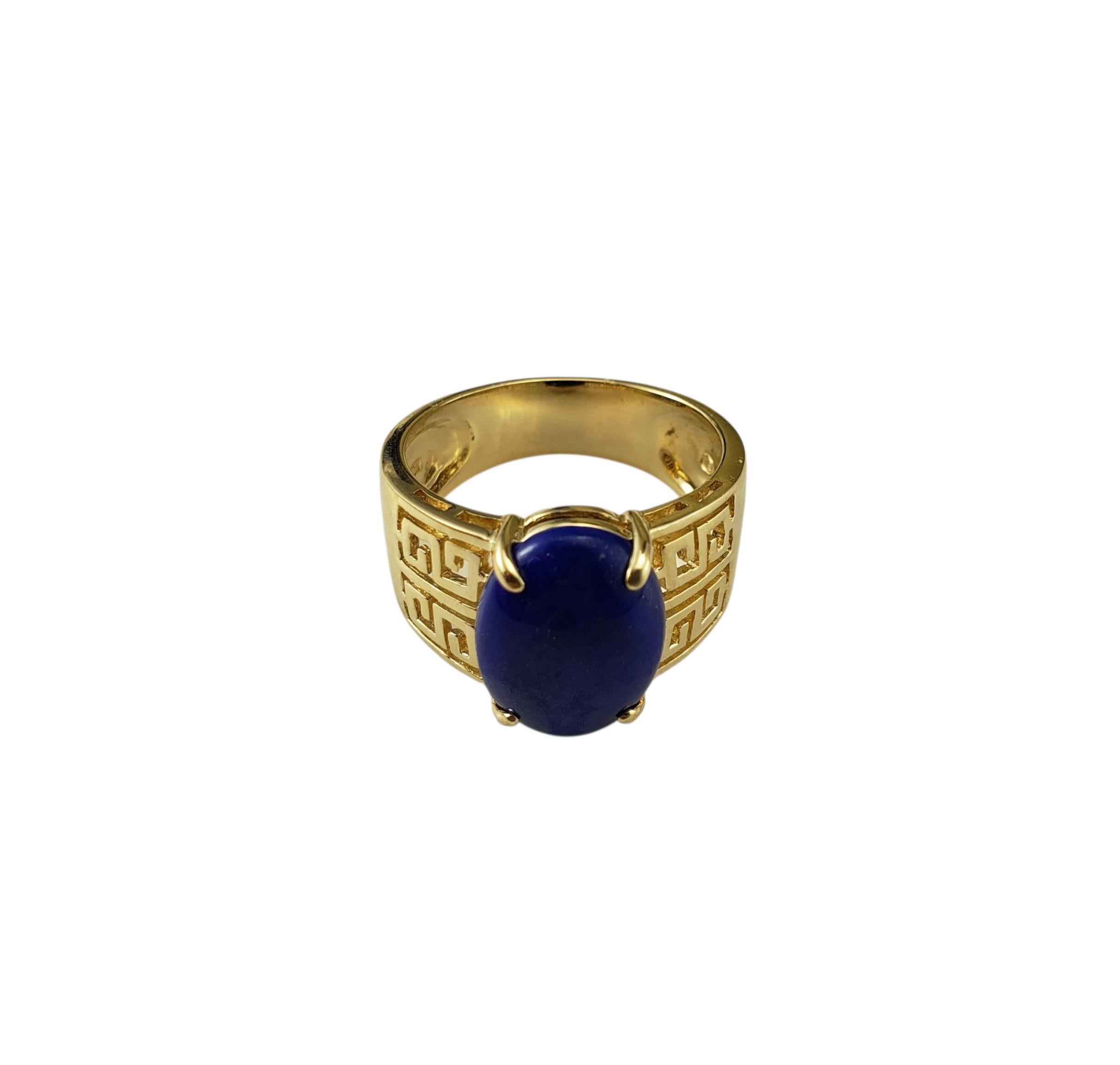 14K Gelbgold und Lapislazuli griechischen Schlüsselring Größe 8,5

Dieser kühne und raffinierte Ring aus 14-karätigem Gelbgold zeigt einen auffälligen Lapislazuli-Stein im Ovalschliff (14 mm x 10 mm) in einer wunderschön detaillierten Fassung aus