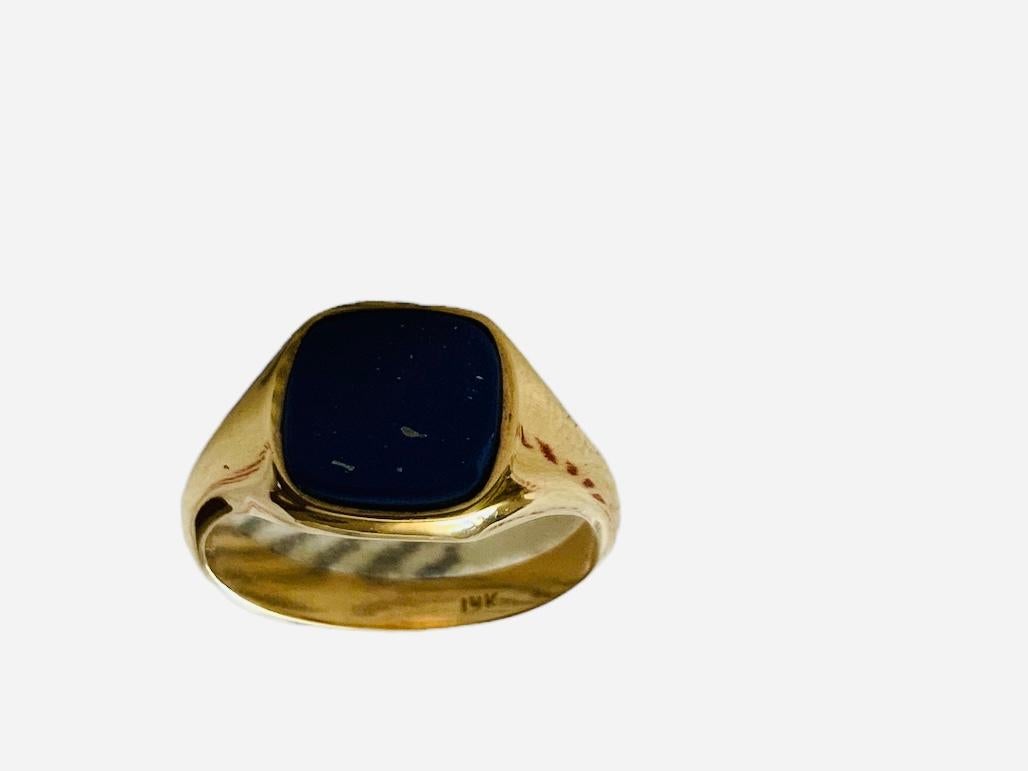 Dies ist ein 14K Gelbgold Lapislazuli Siegelring. Es zeigt einen Ring mit einem quadratischen Lapislazuli-Stein in der Mitte. Er ist auf der Innenseite des Schafts mit 14K gestempelt.